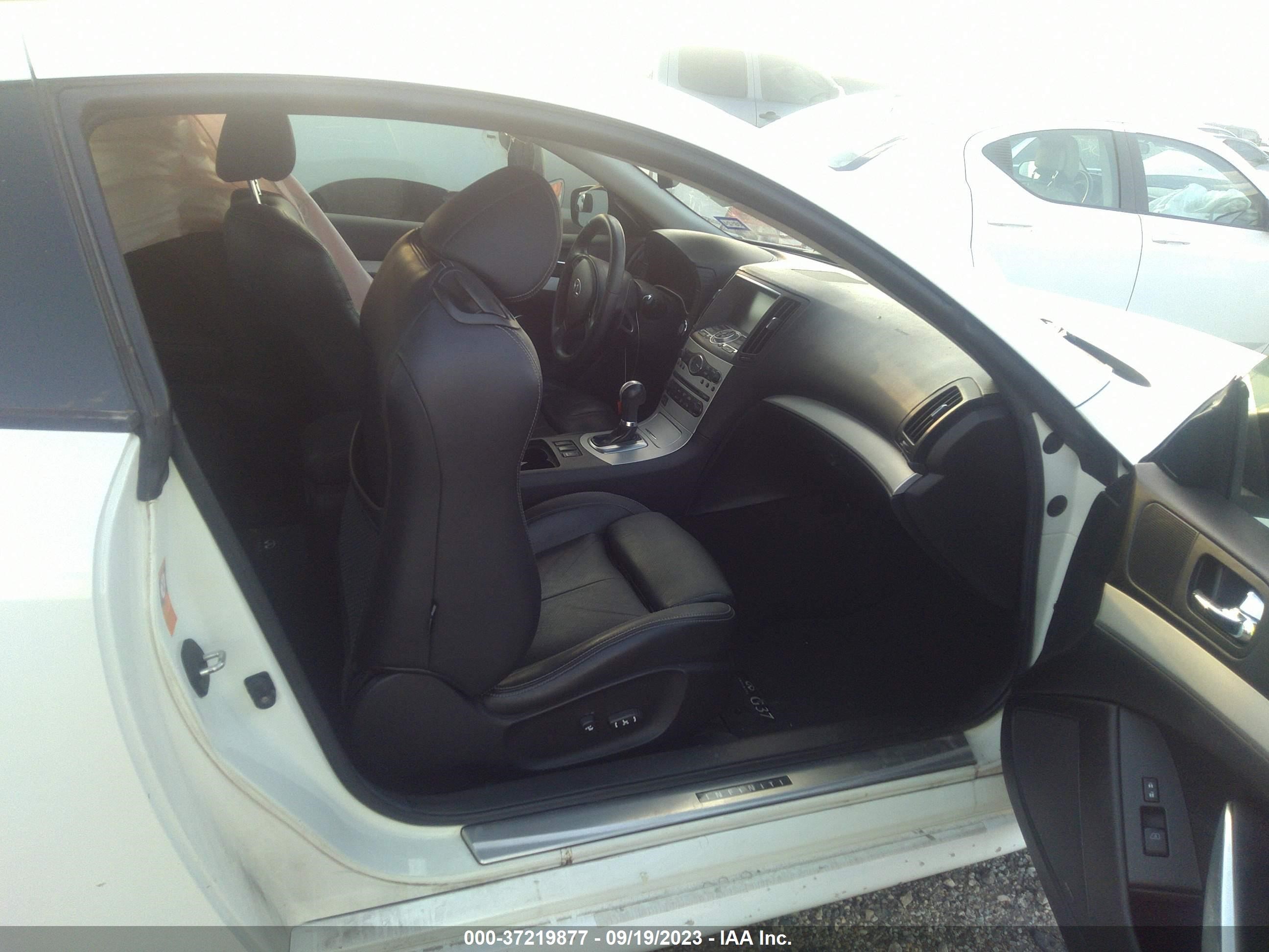 Photo 4 VIN: JNKCV64E68M107628 - INFINITI G 