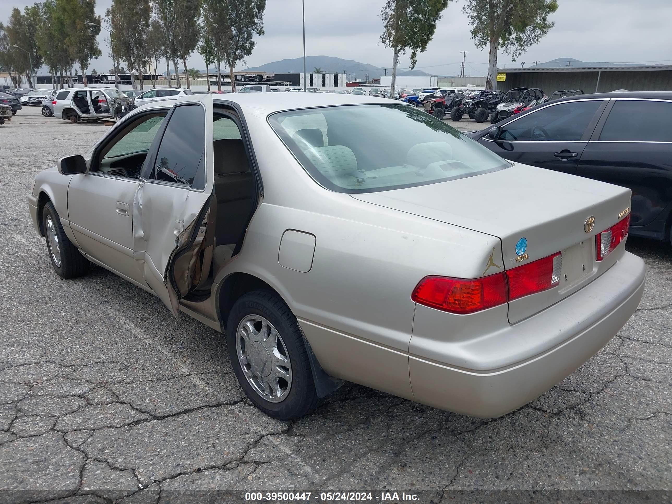 Photo 2 VIN: JT2B422K110539235 - TOYOTA CAMRY 