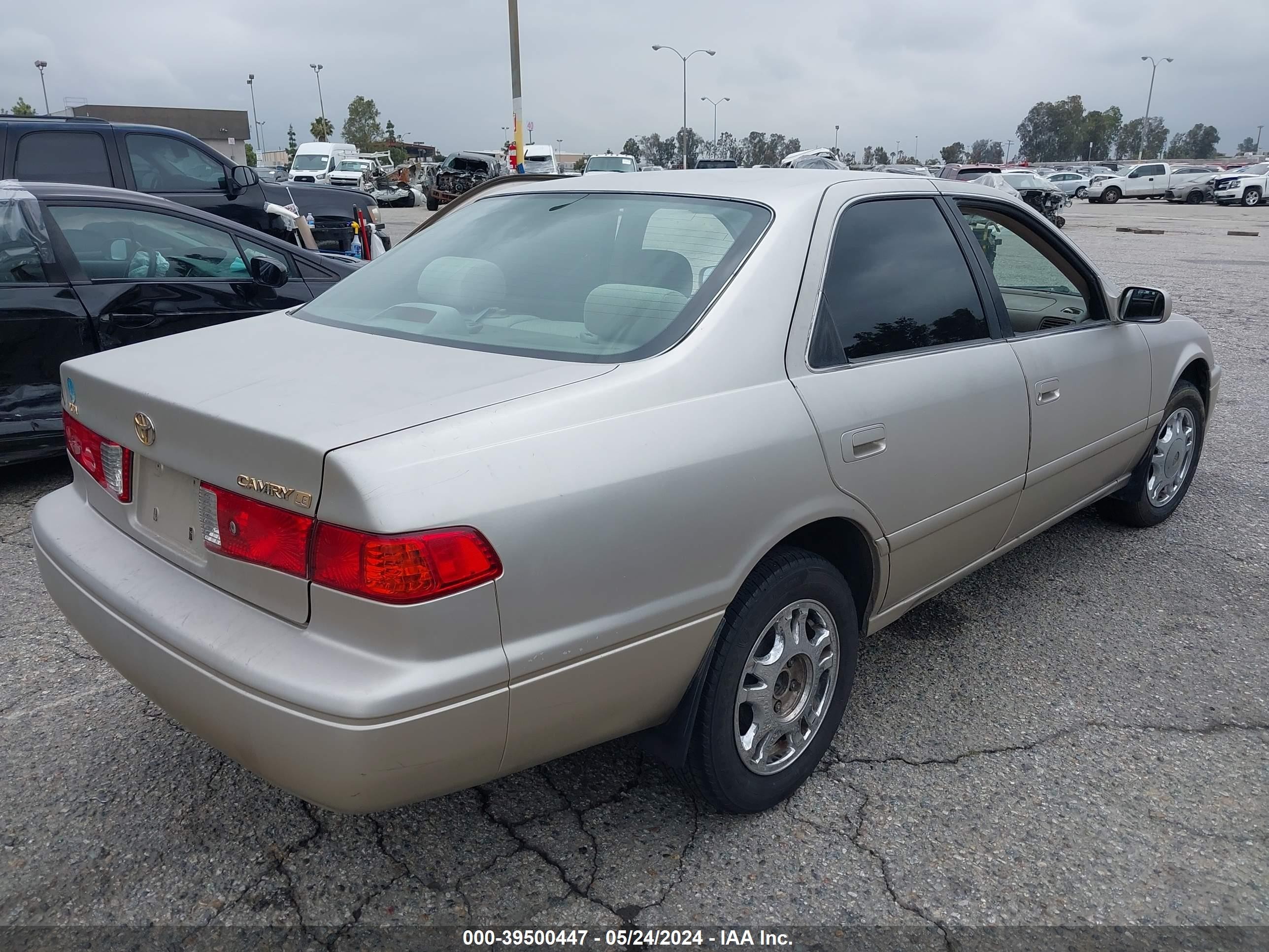 Photo 3 VIN: JT2B422K110539235 - TOYOTA CAMRY 