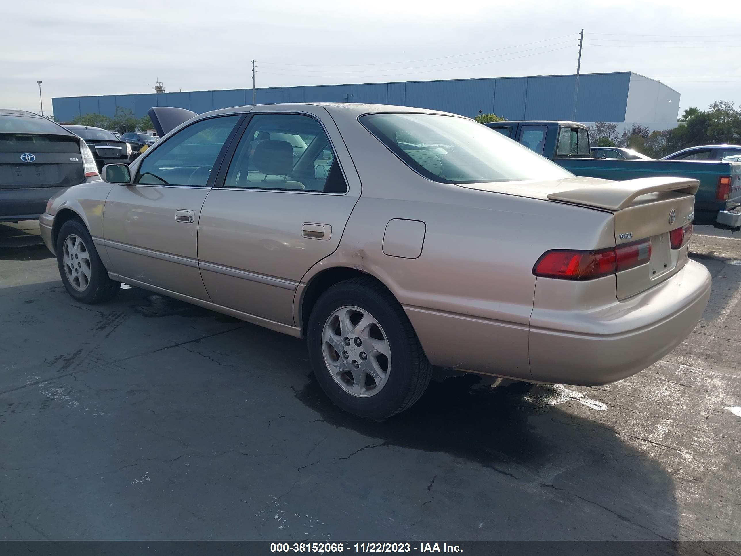 Photo 2 VIN: JT2BF22K2W0119137 - TOYOTA CAMRY 