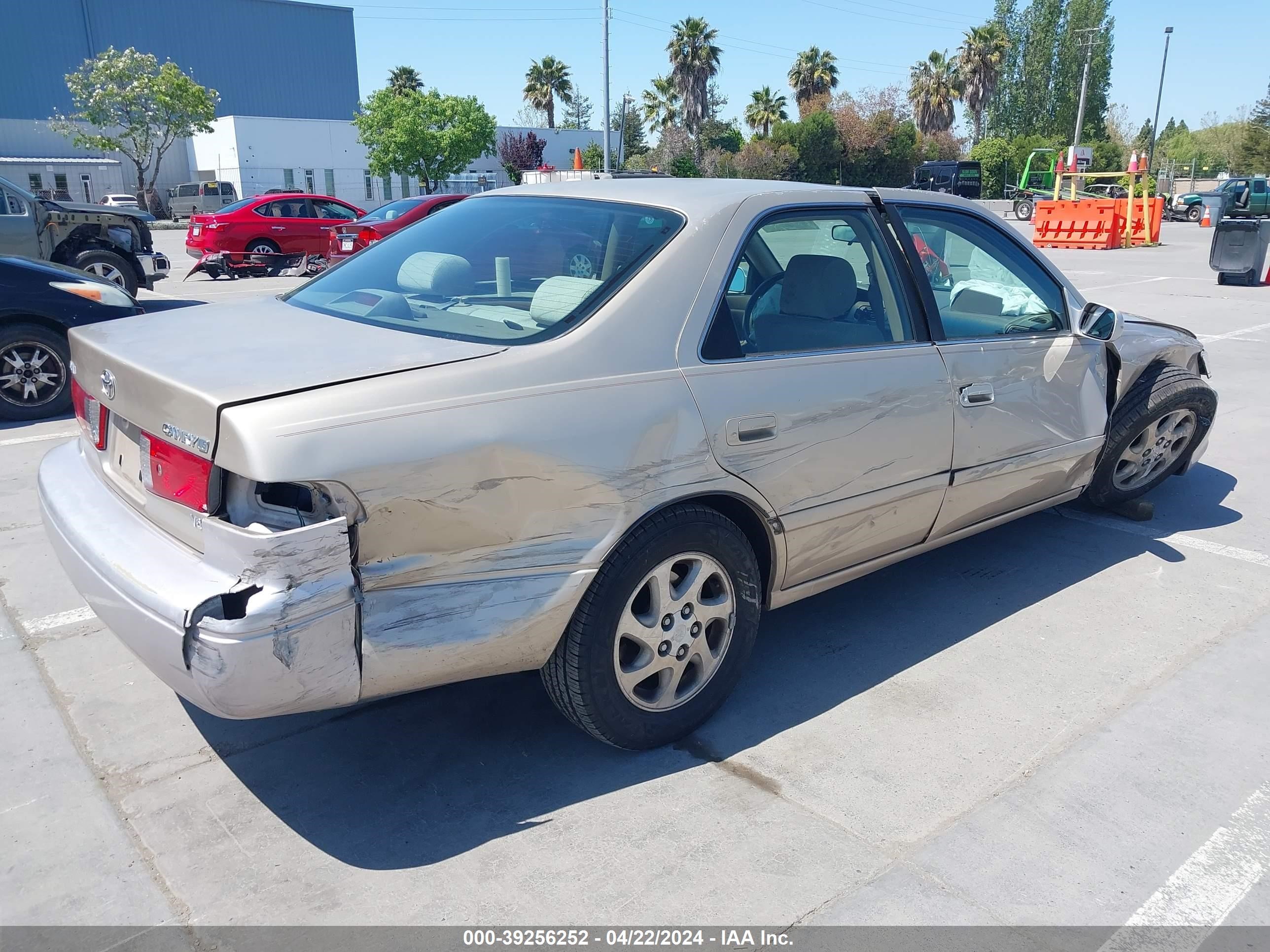 Photo 3 VIN: JT2BF28K3Y0256694 - TOYOTA CAMRY 