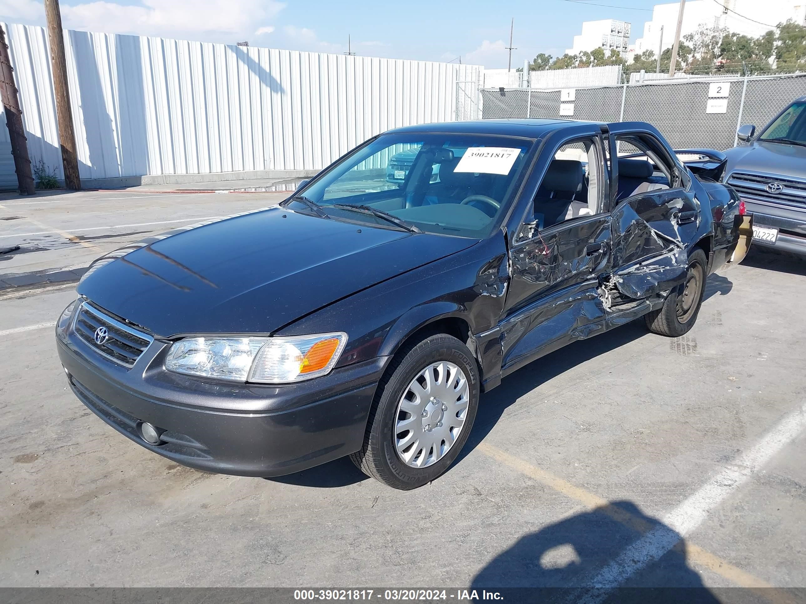 Photo 1 VIN: JT2BF28K5Y0272945 - TOYOTA CAMRY 