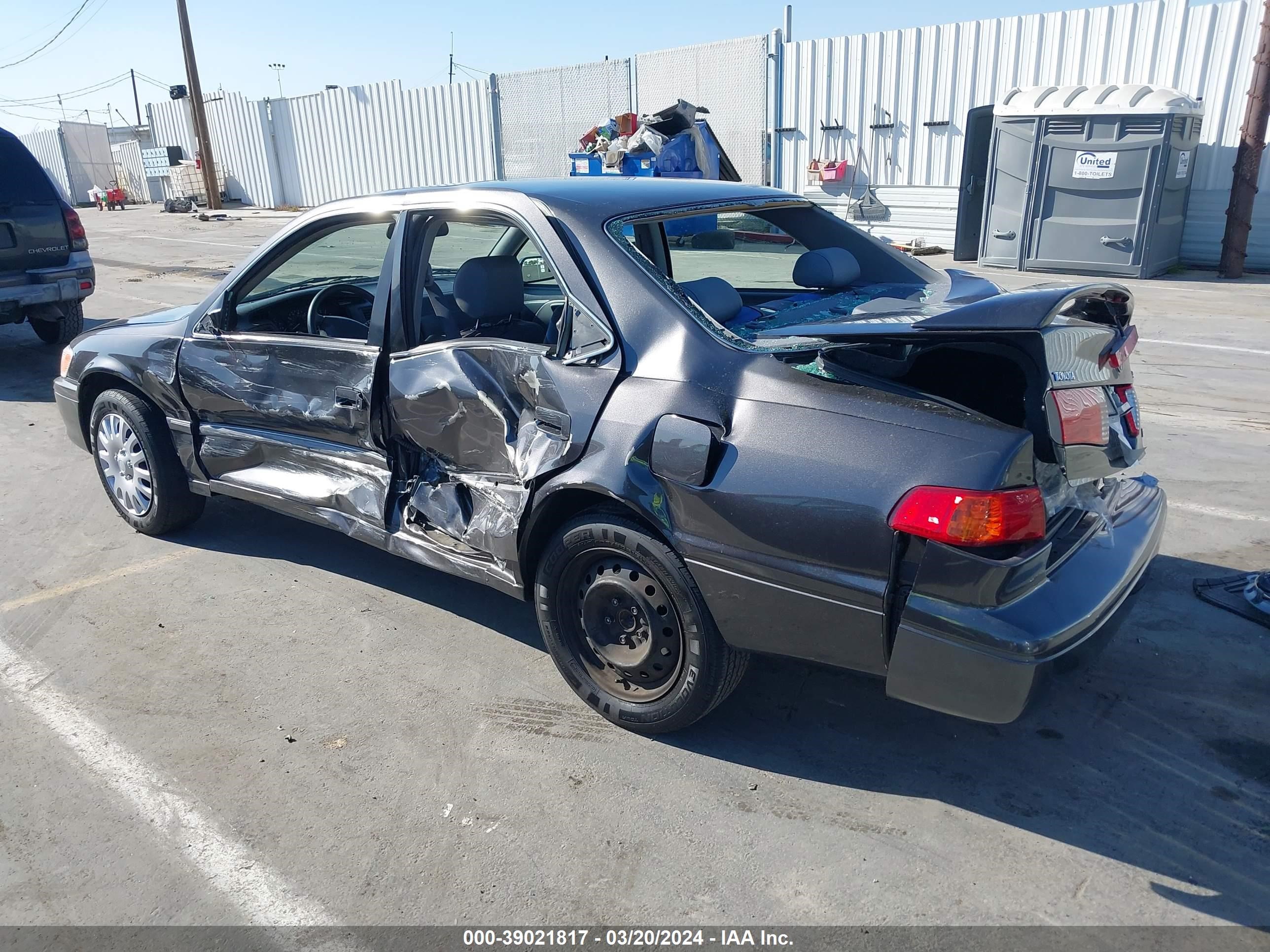 Photo 2 VIN: JT2BF28K5Y0272945 - TOYOTA CAMRY 