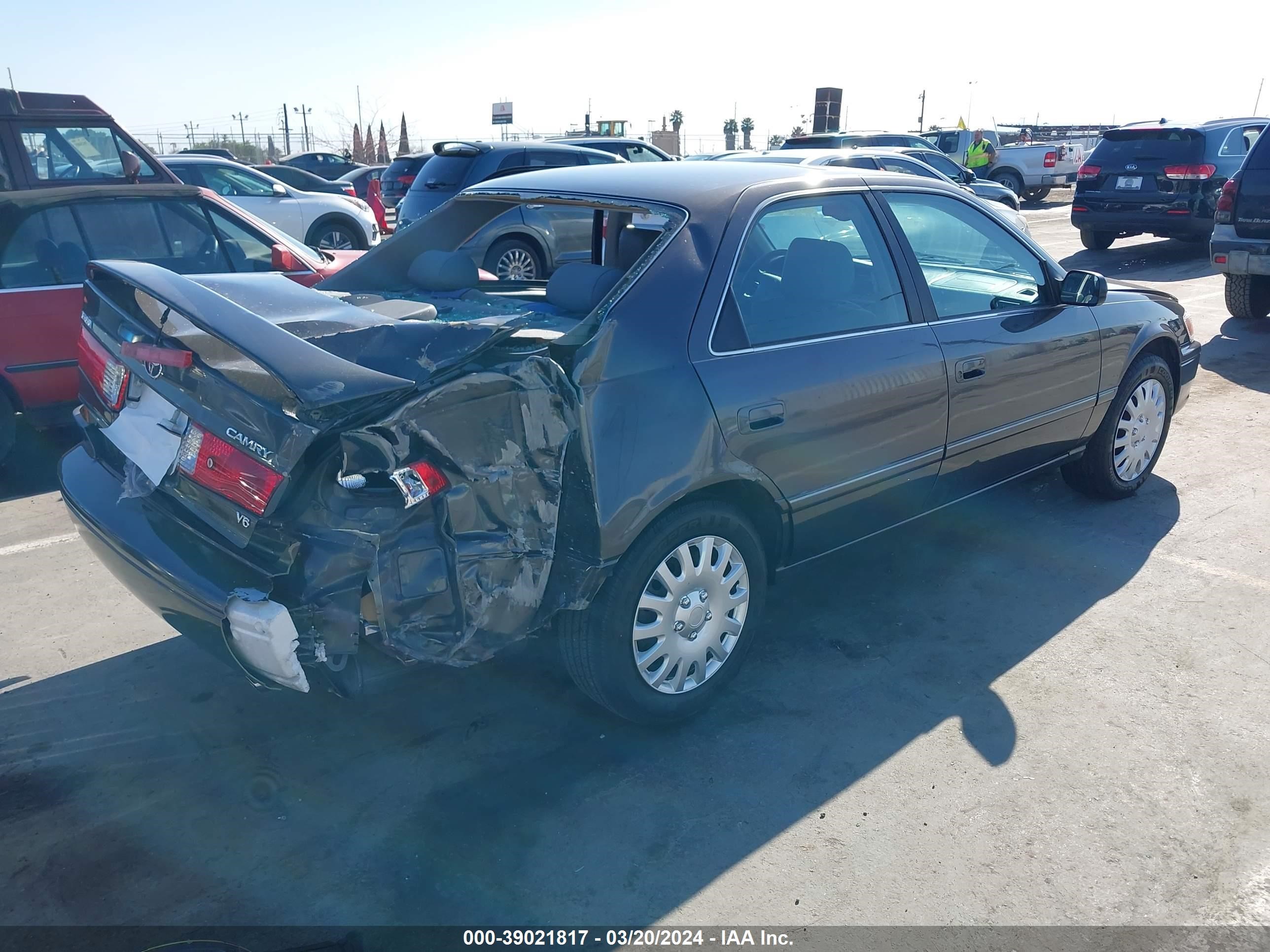 Photo 3 VIN: JT2BF28K5Y0272945 - TOYOTA CAMRY 