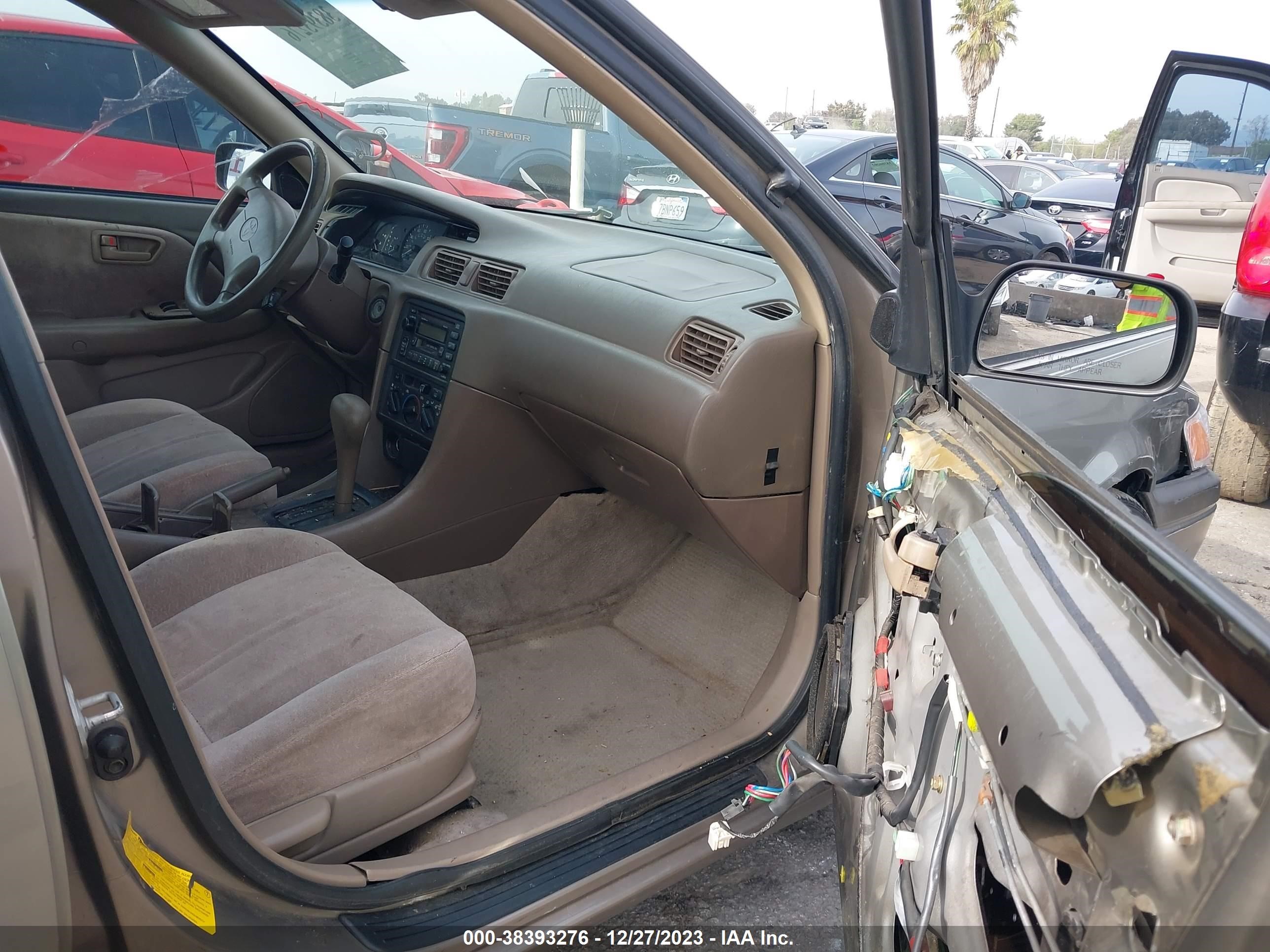 Photo 4 VIN: JT2BF28K6X0223395 - TOYOTA CAMRY 