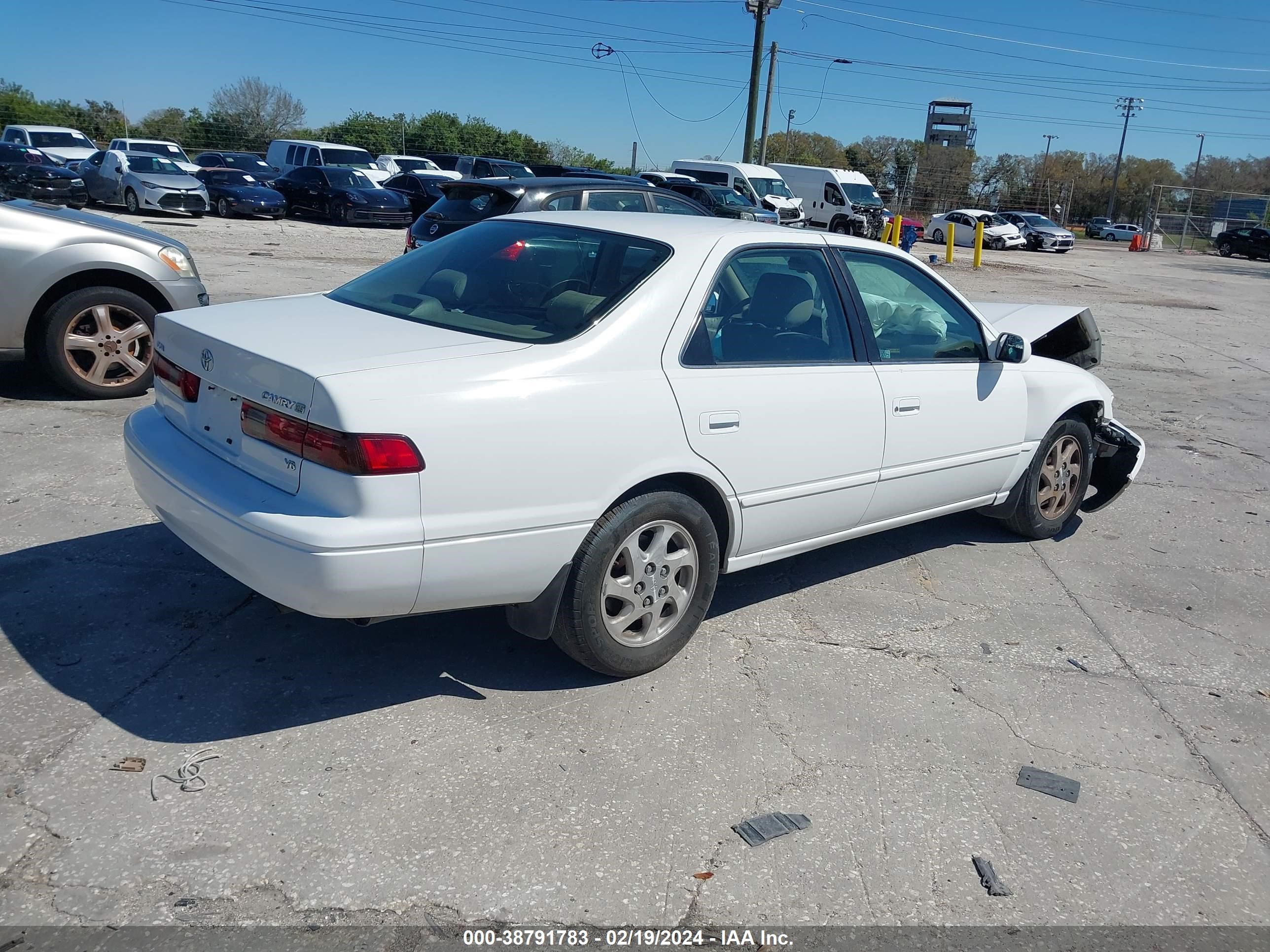 Photo 3 VIN: JT2BF28K7X0203835 - TOYOTA CAMRY 