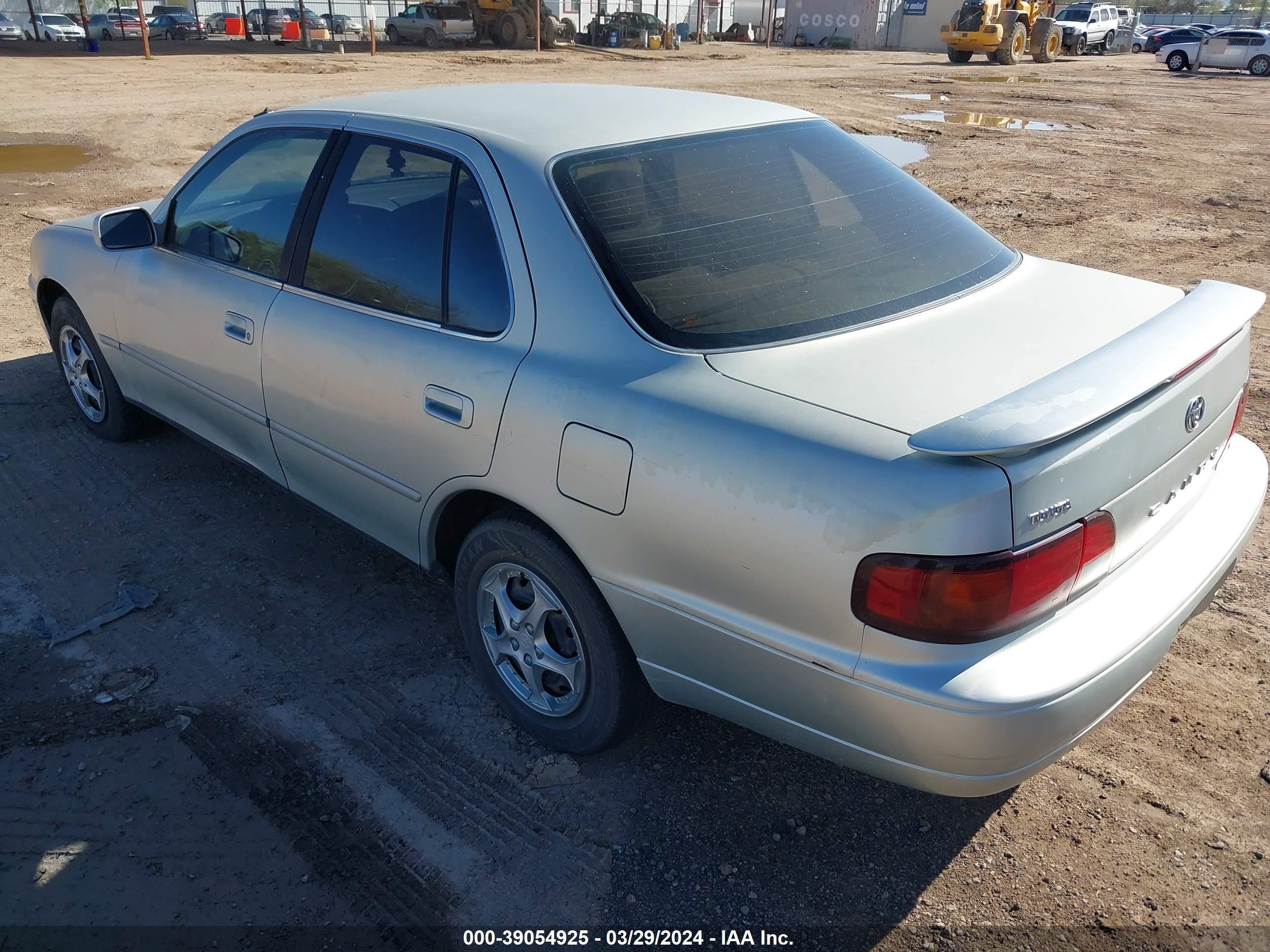 Photo 2 VIN: JT2BG12K5T0363948 - TOYOTA CAMRY 