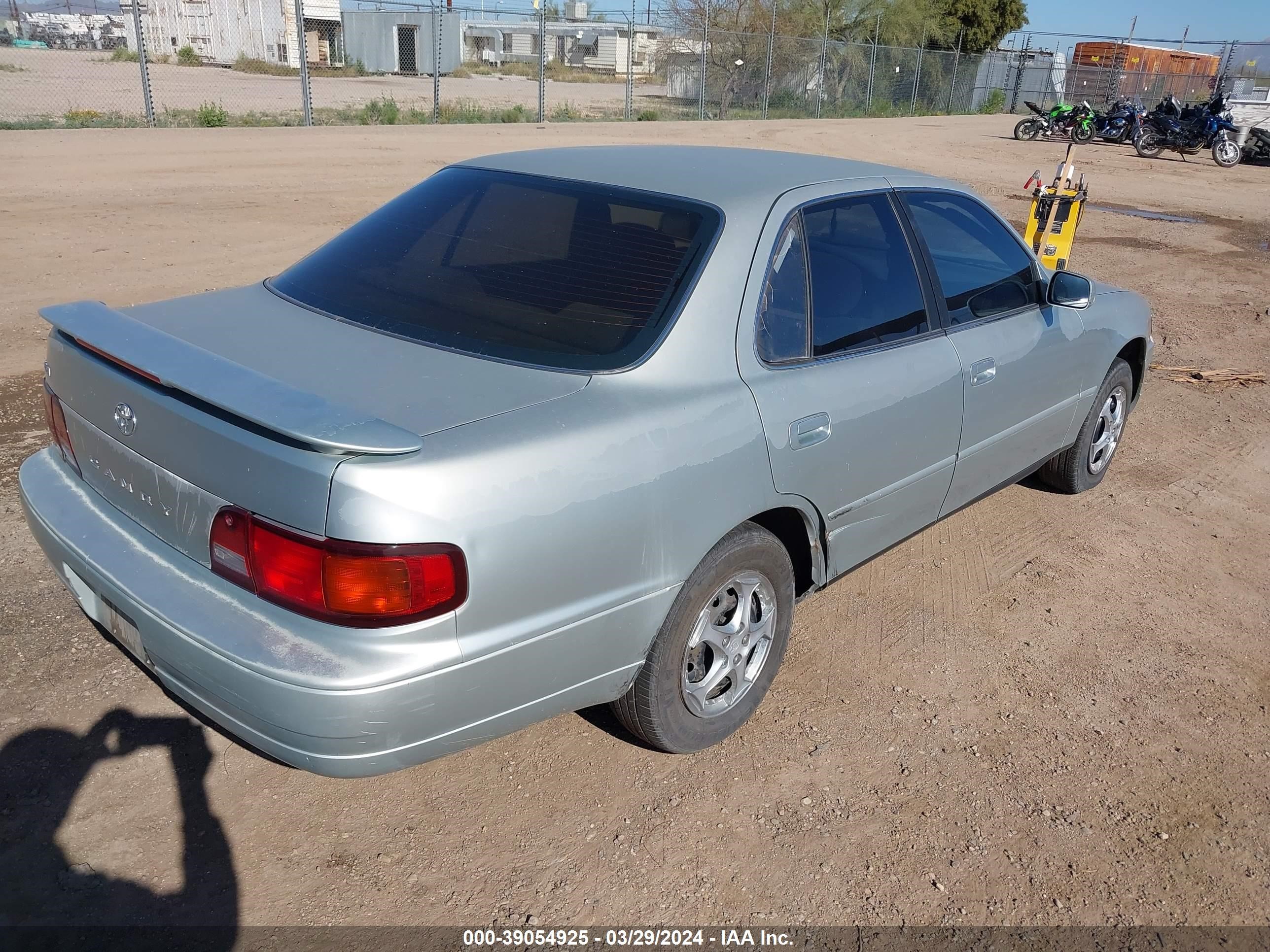 Photo 3 VIN: JT2BG12K5T0363948 - TOYOTA CAMRY 