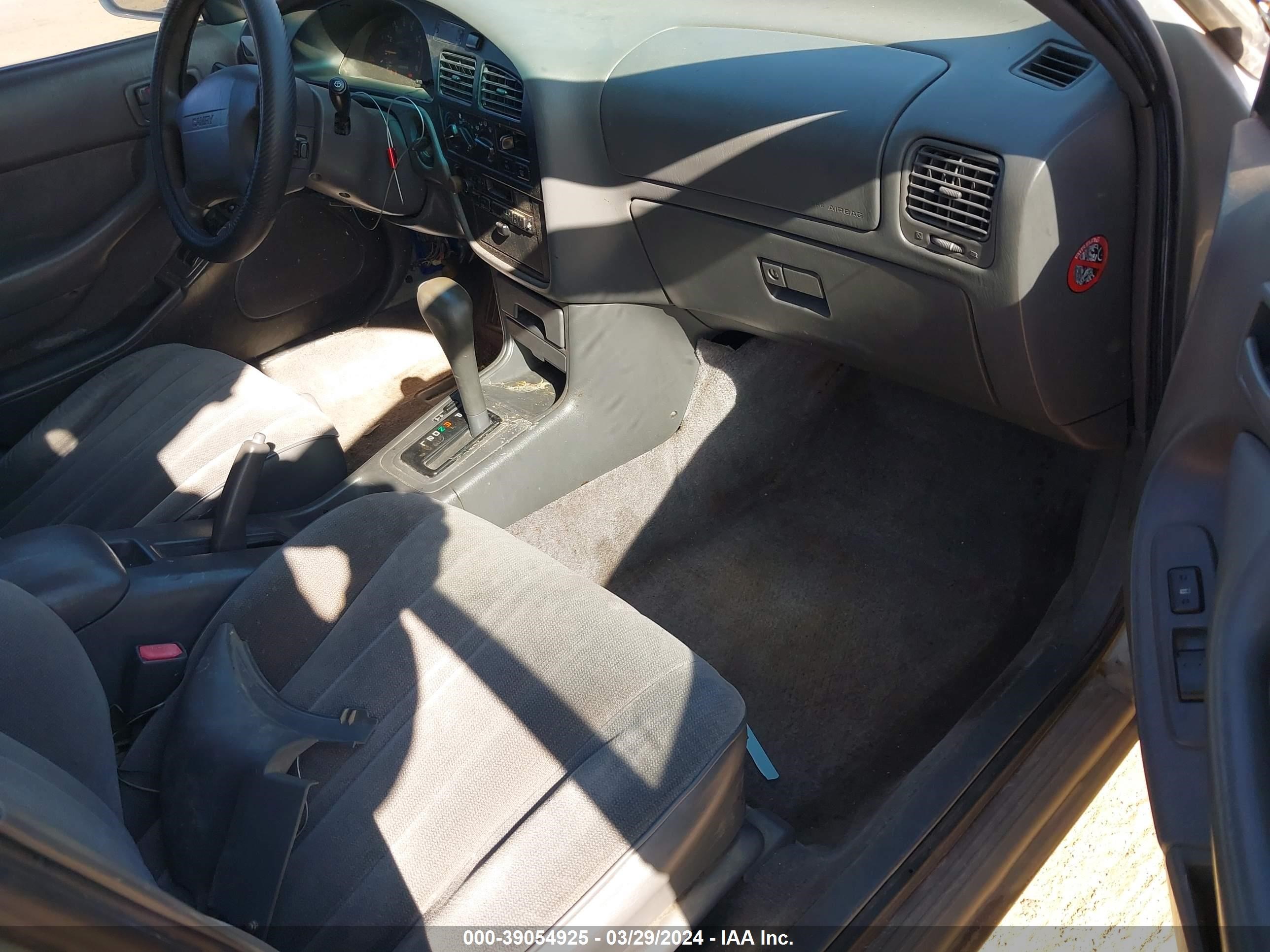 Photo 4 VIN: JT2BG12K5T0363948 - TOYOTA CAMRY 