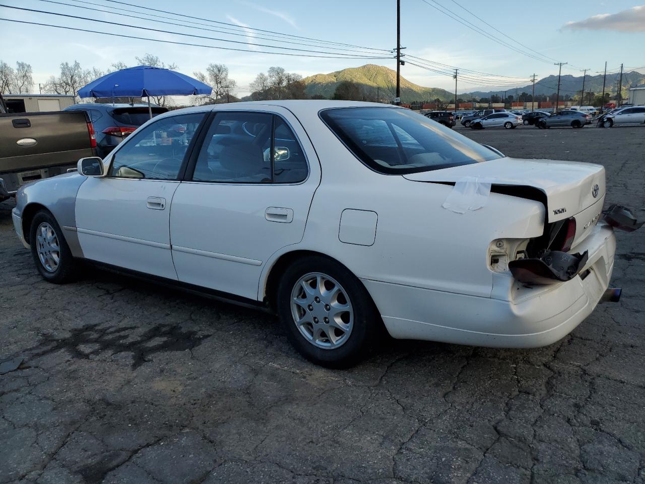 Photo 1 VIN: JT2BG12K6T0416611 - TOYOTA CAMRY 