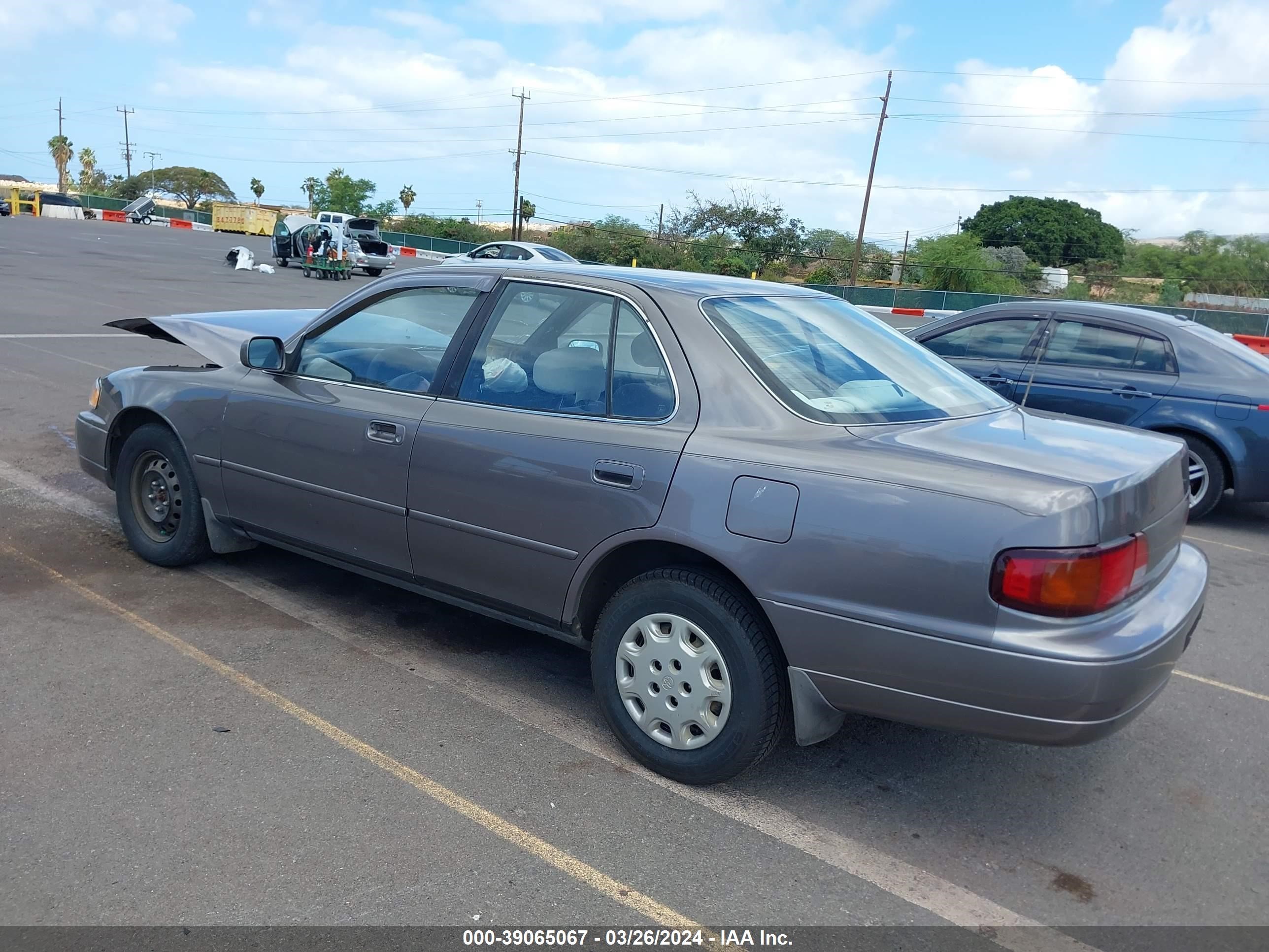 Photo 2 VIN: JT2BG12K7T0376474 - TOYOTA CAMRY 