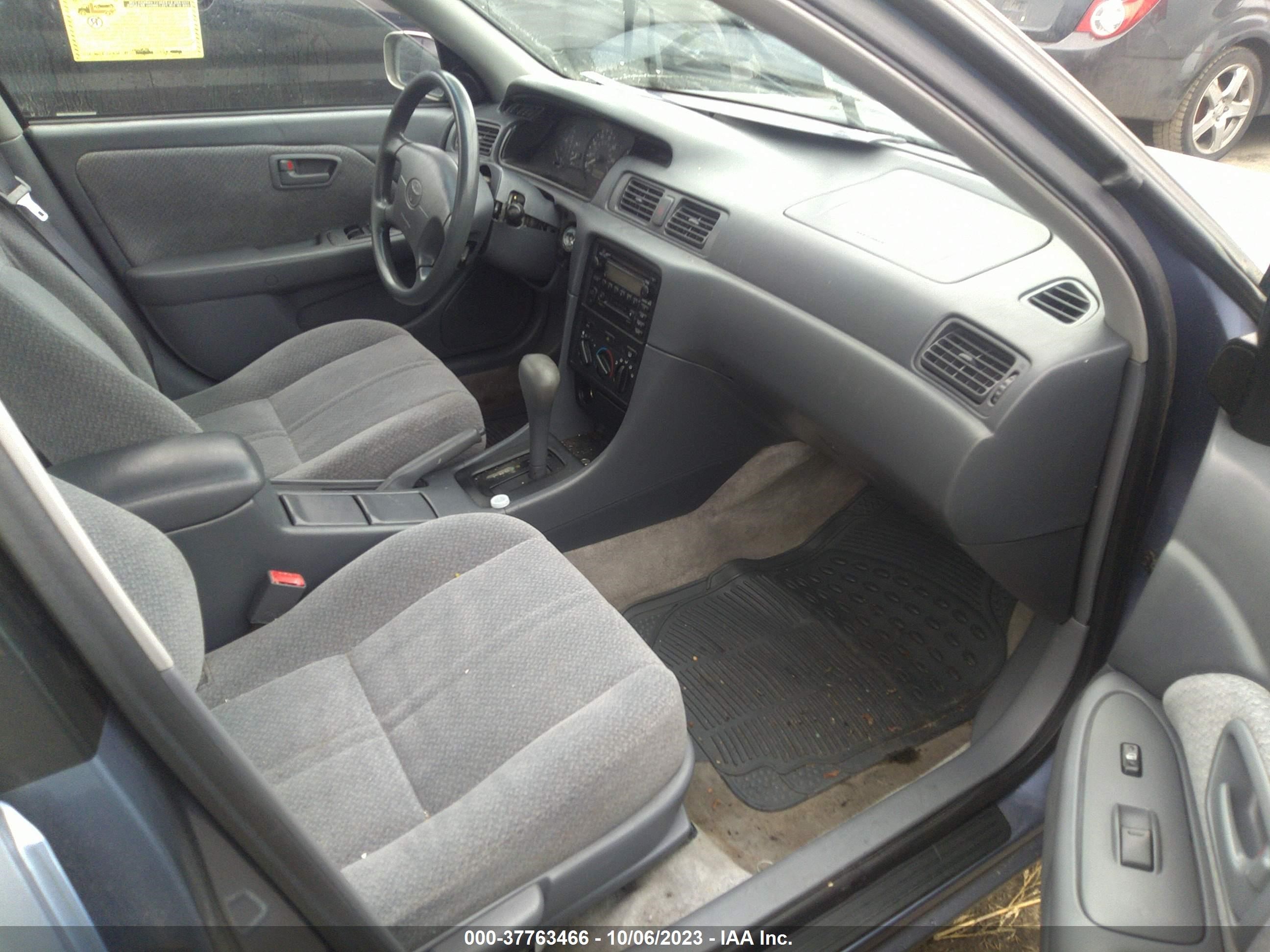 Photo 4 VIN: JT2BG22K1Y0392313 - TOYOTA CAMRY 