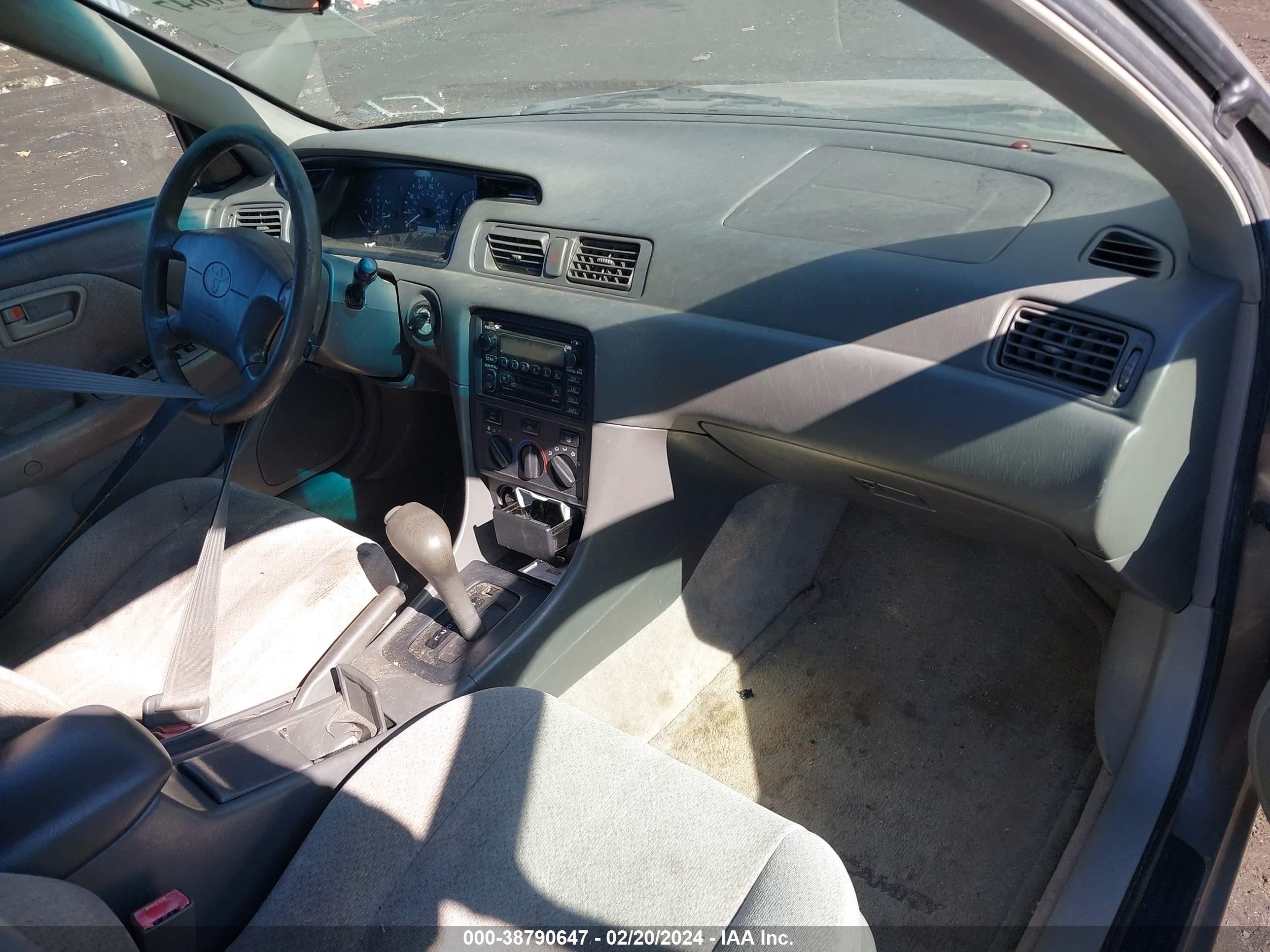 Photo 4 VIN: JT2BG22K2Y0389629 - TOYOTA CAMRY 