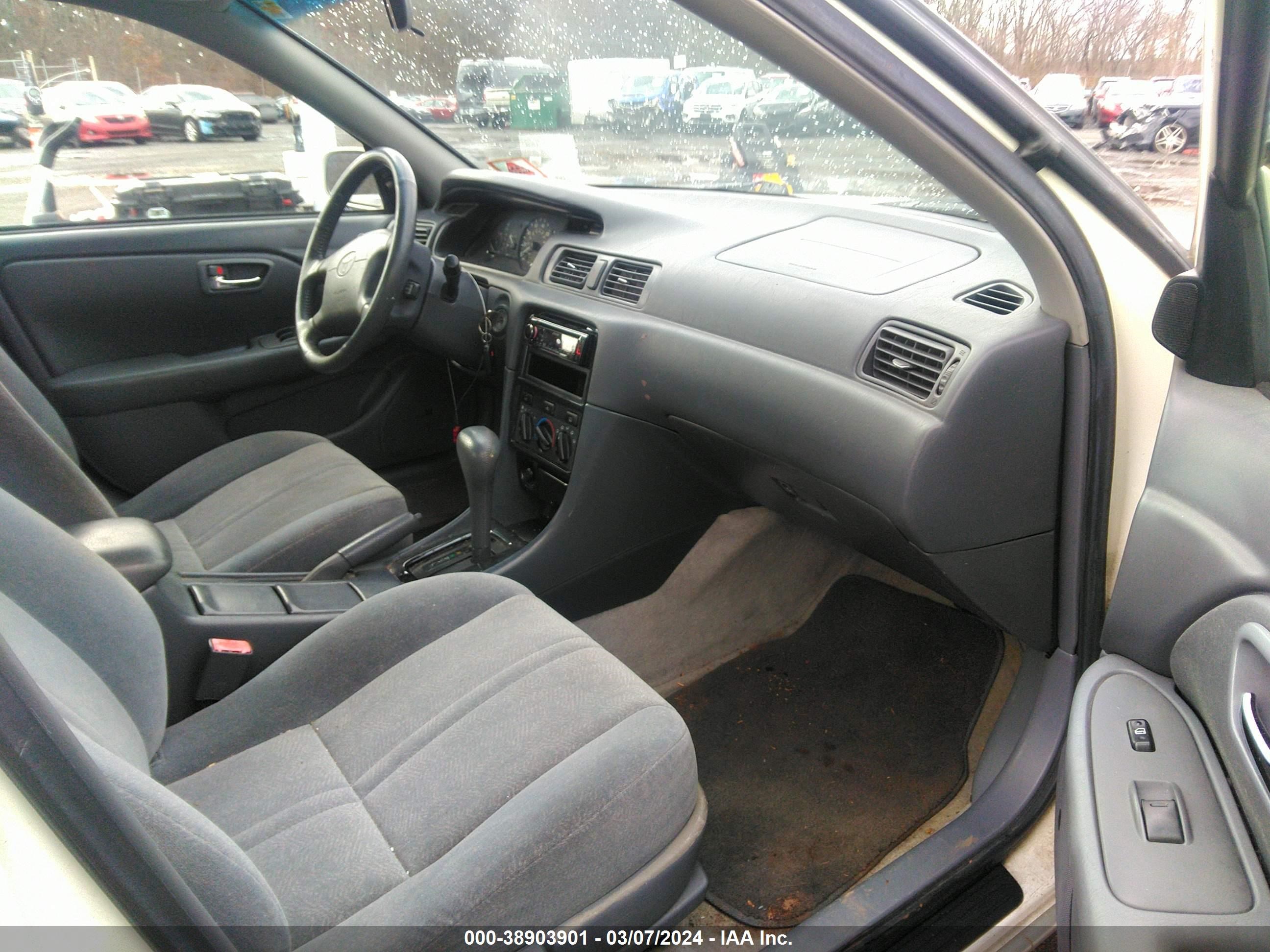 Photo 4 VIN: JT2BG22K810580901 - TOYOTA CAMRY 