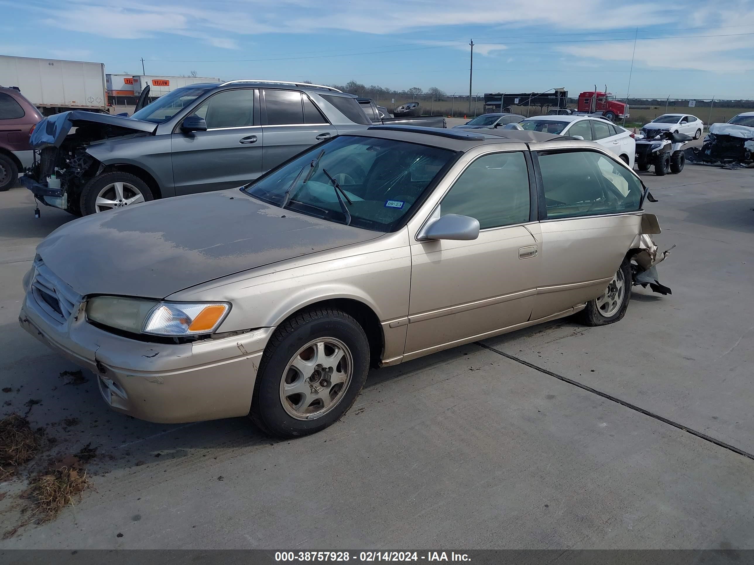 Photo 1 VIN: JT2BG22K8W0251512 - TOYOTA CAMRY 