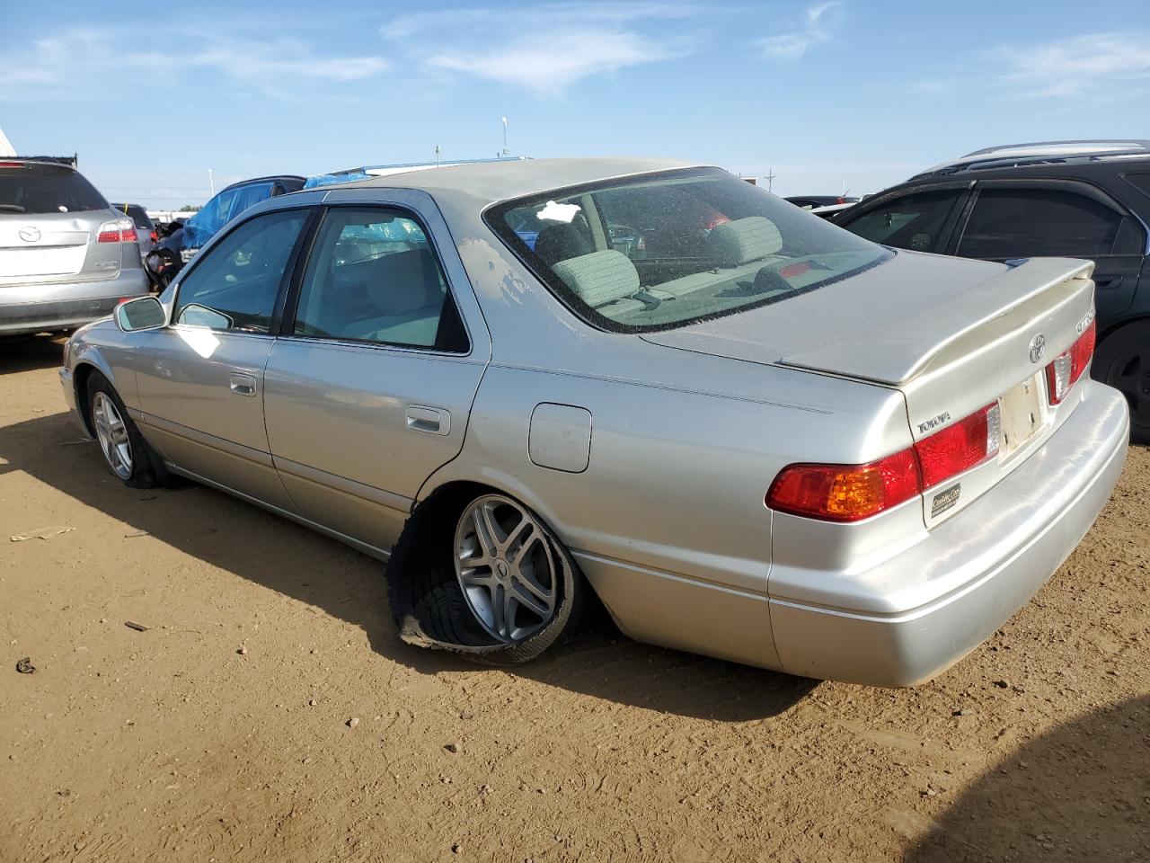 Photo 1 VIN: JT2BG22K9Y0476802 - TOYOTA CAMRY 