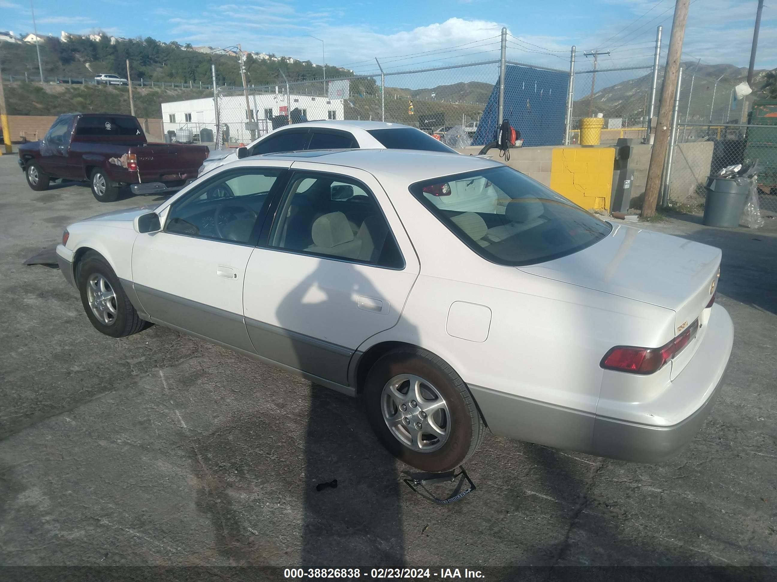 Photo 2 VIN: JT2BG22KXX0332836 - TOYOTA CAMRY 