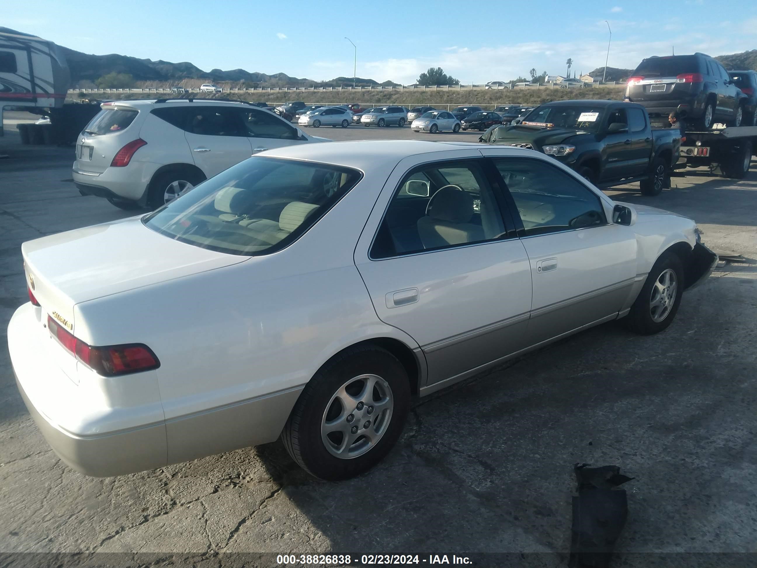 Photo 3 VIN: JT2BG22KXX0332836 - TOYOTA CAMRY 