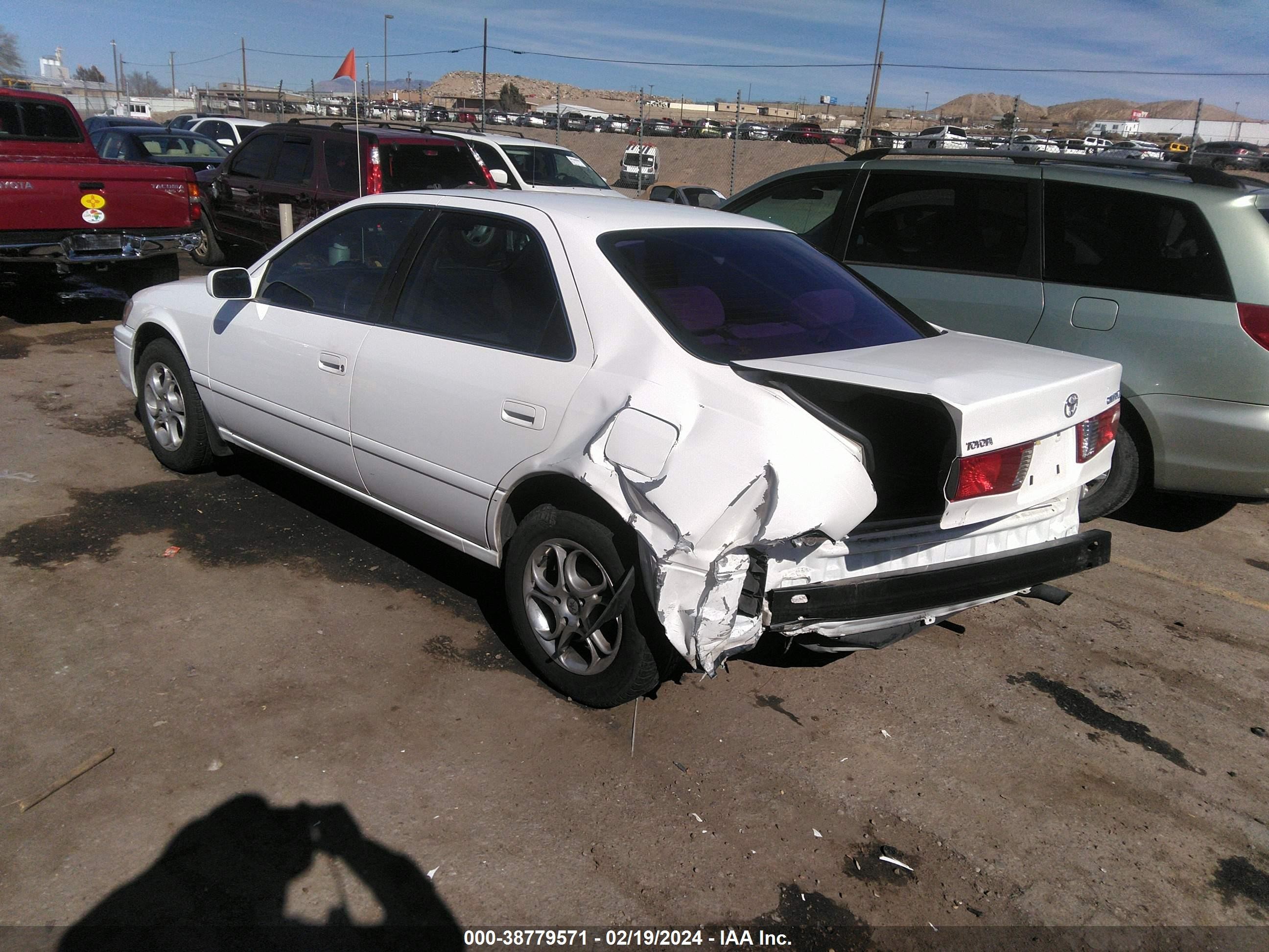 Photo 2 VIN: JT2BG28K6Y0388278 - TOYOTA CAMRY 