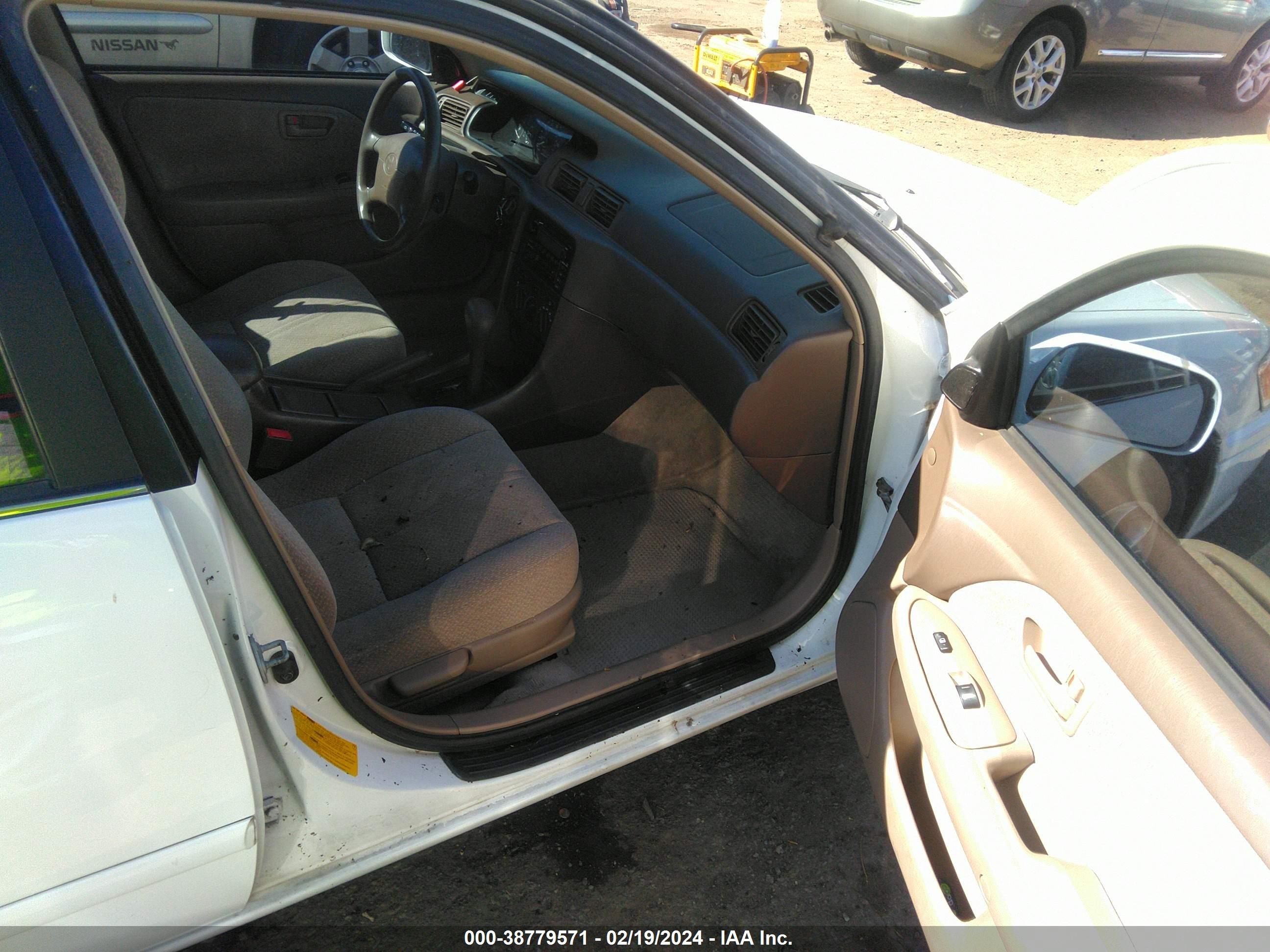 Photo 4 VIN: JT2BG28K6Y0388278 - TOYOTA CAMRY 