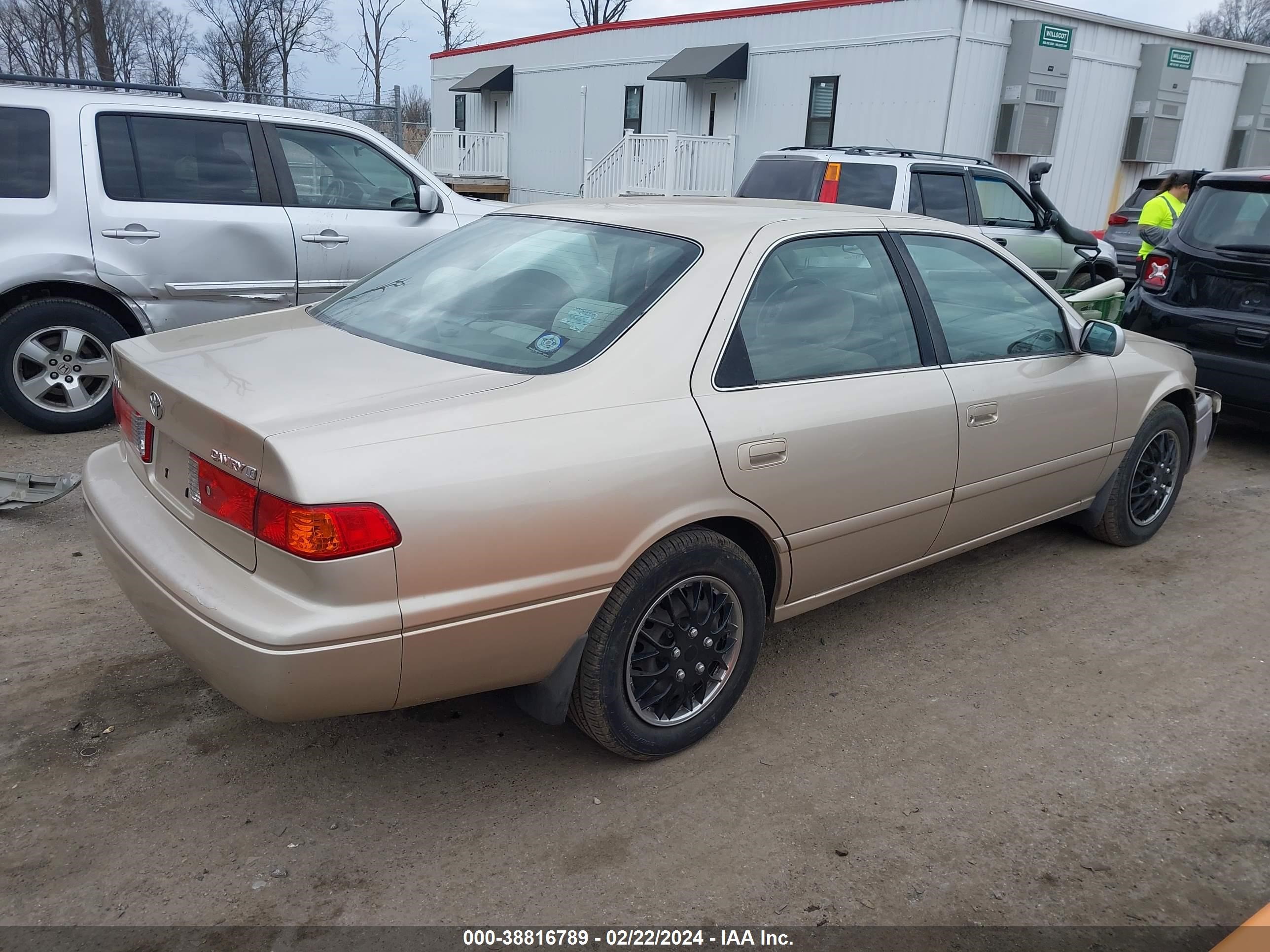 Photo 3 VIN: JT2BG28K7Y0511571 - TOYOTA CAMRY 