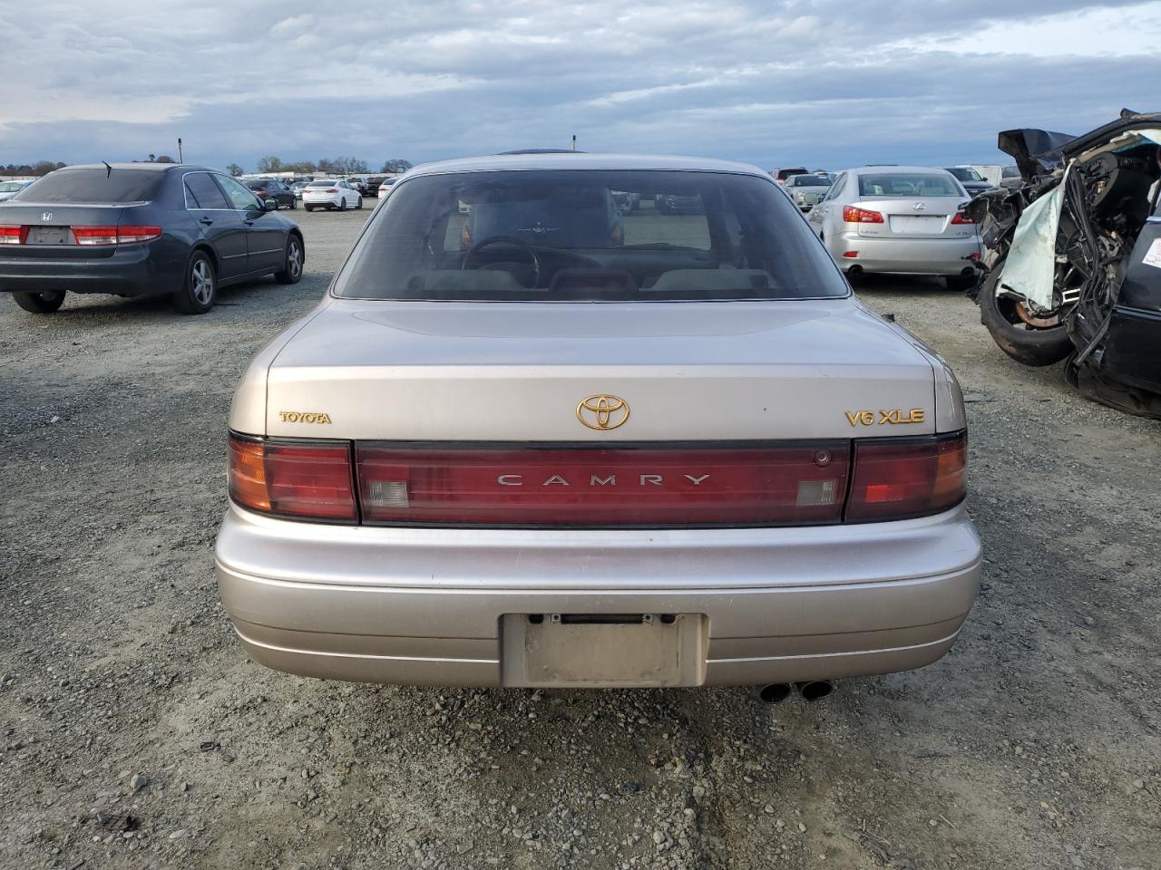 Photo 5 VIN: JT2GK13E2R0012887 - TOYOTA CAMRY 