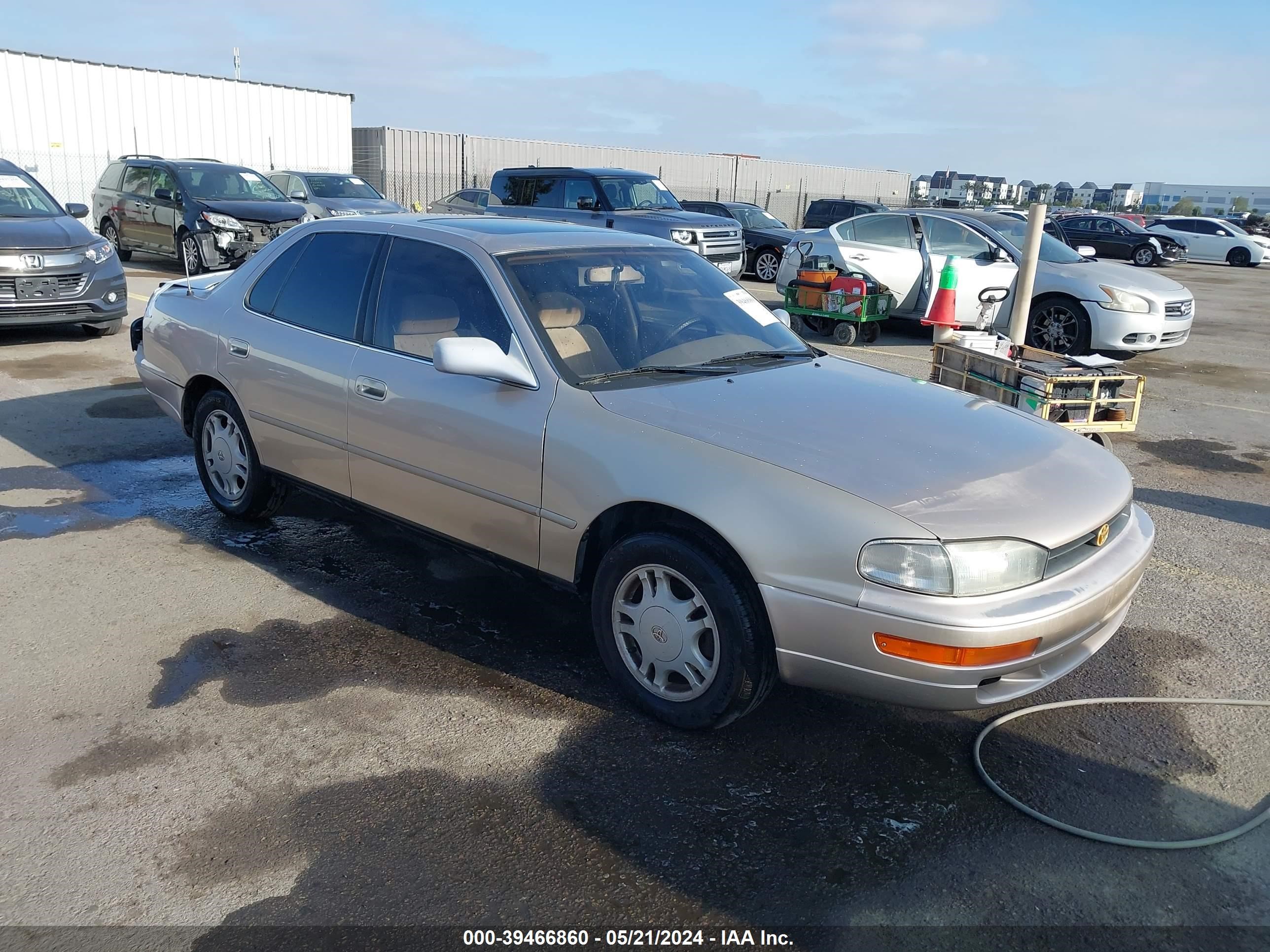 Photo 0 VIN: JT2GK13EXR0069113 - TOYOTA CAMRY 