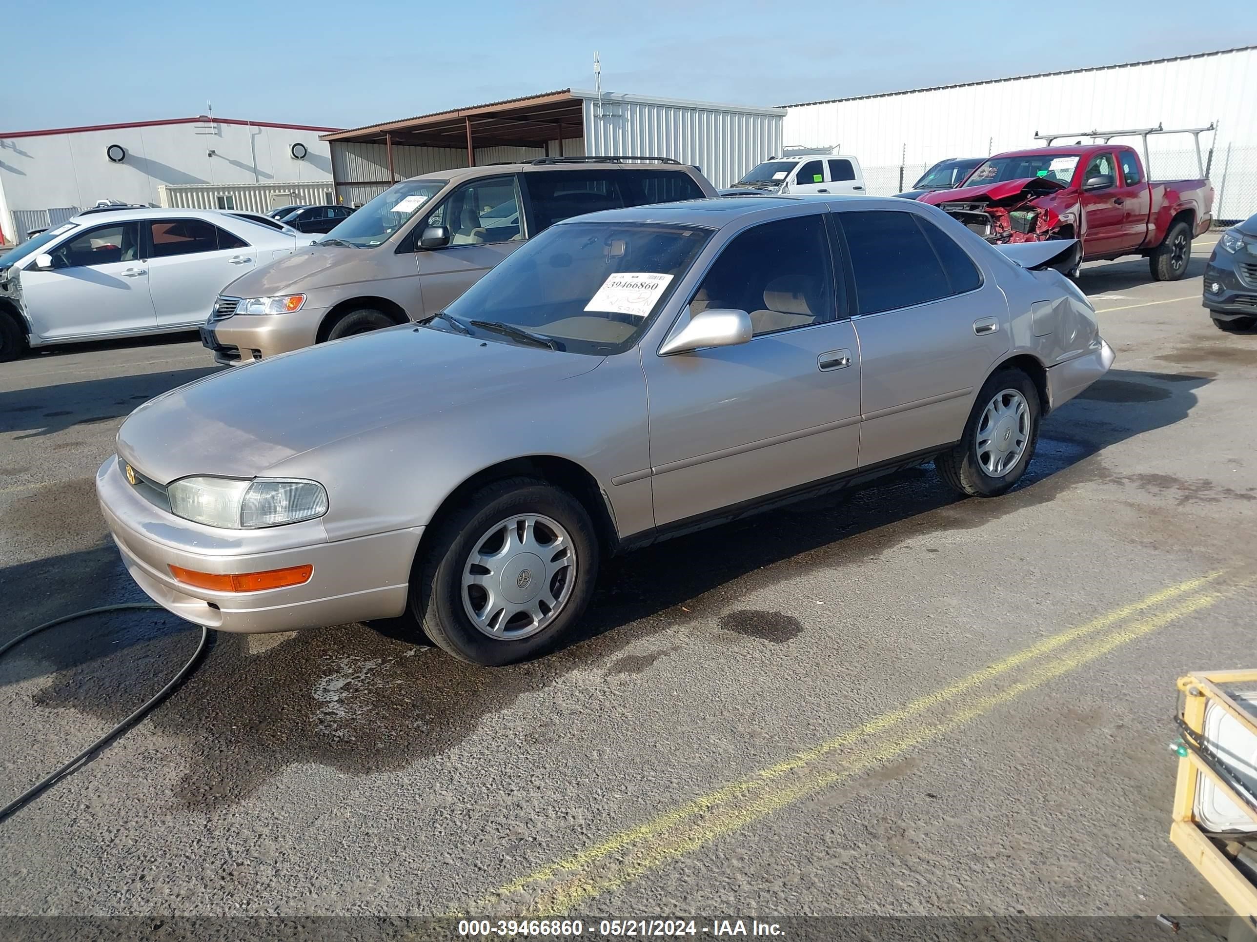 Photo 1 VIN: JT2GK13EXR0069113 - TOYOTA CAMRY 