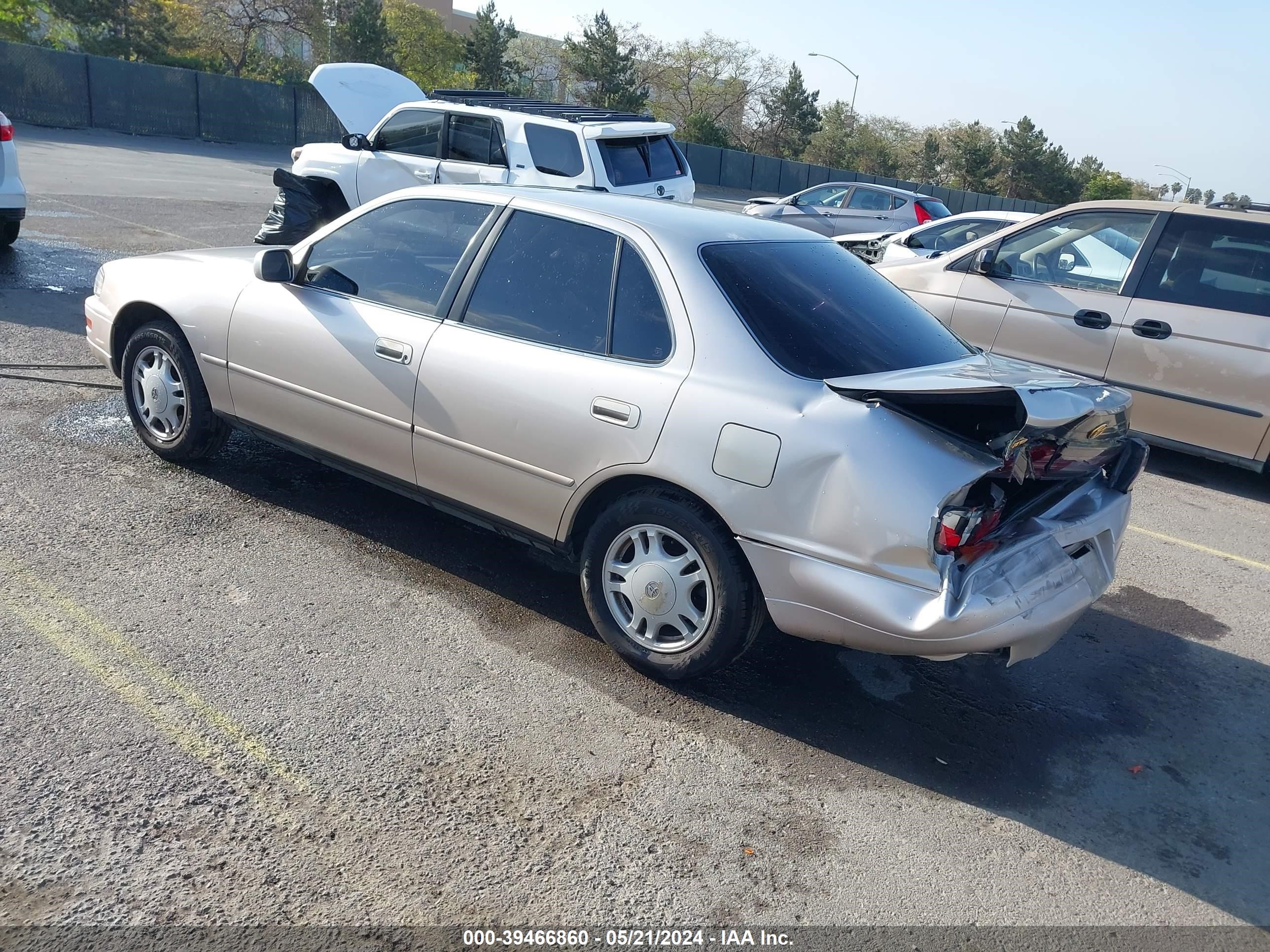 Photo 2 VIN: JT2GK13EXR0069113 - TOYOTA CAMRY 