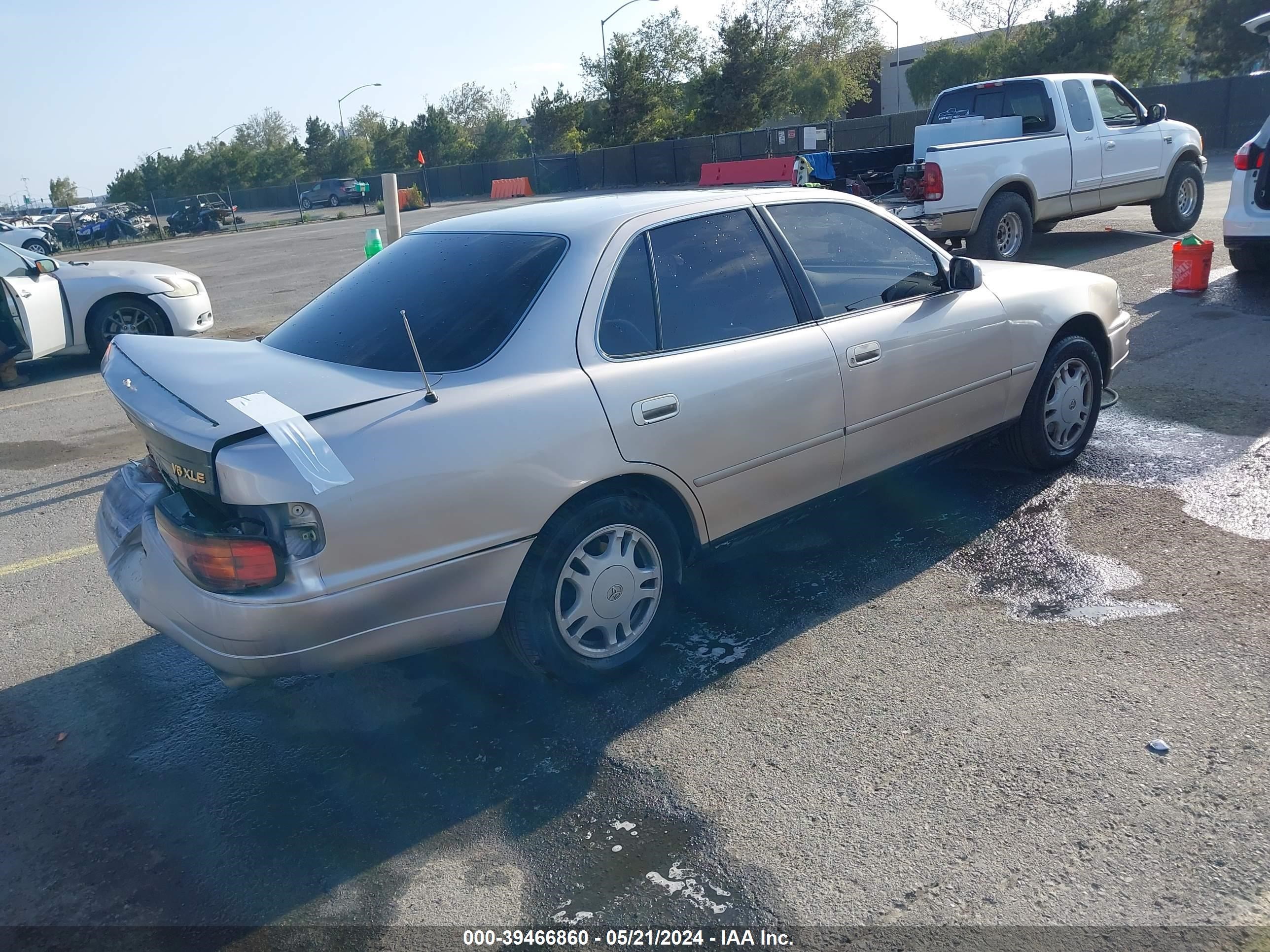 Photo 3 VIN: JT2GK13EXR0069113 - TOYOTA CAMRY 