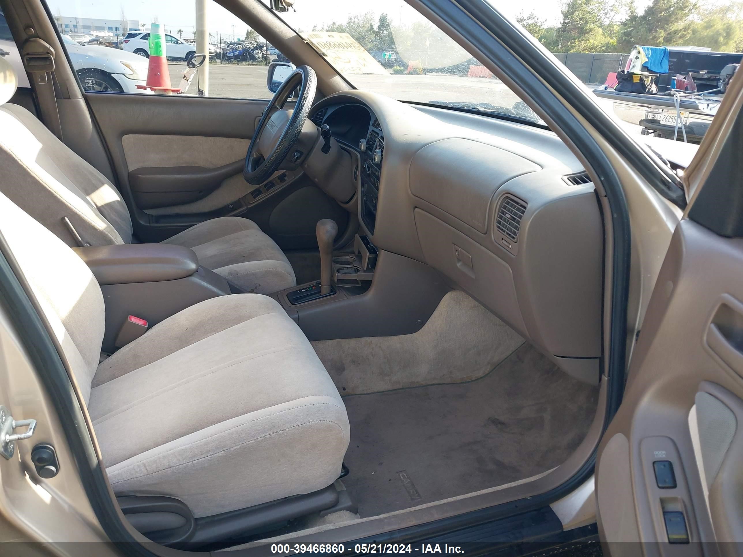 Photo 4 VIN: JT2GK13EXR0069113 - TOYOTA CAMRY 