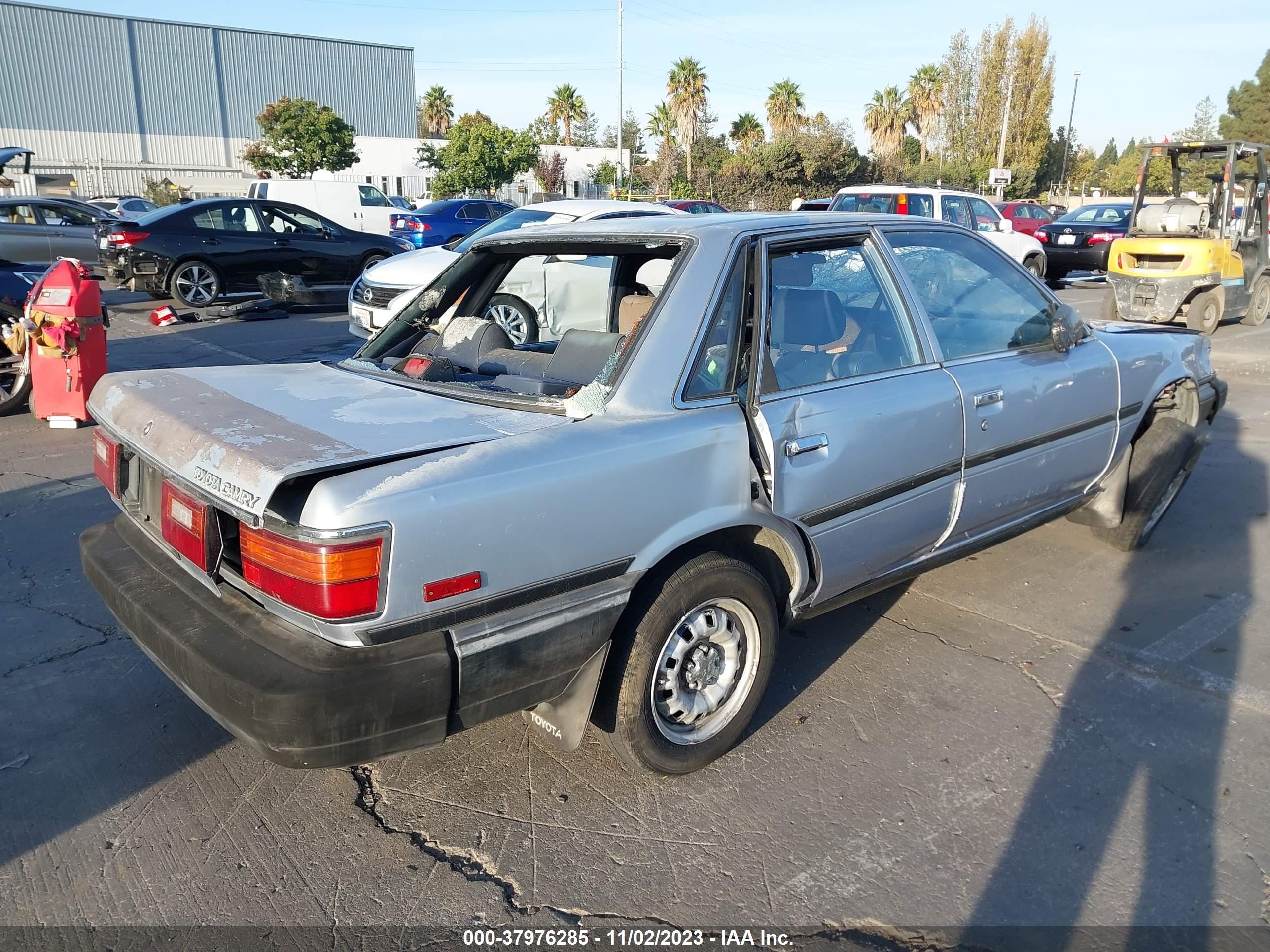 Photo 3 VIN: JT2SV24E7J3206081 - TOYOTA CAMRY 