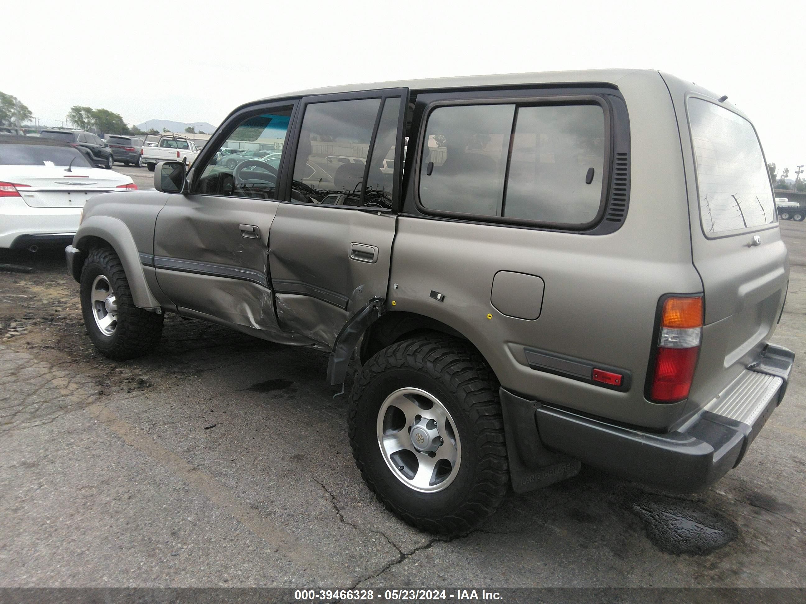 Photo 2 VIN: JT3HJ85J3V0169912 - TOYOTA LAND CRUISER 