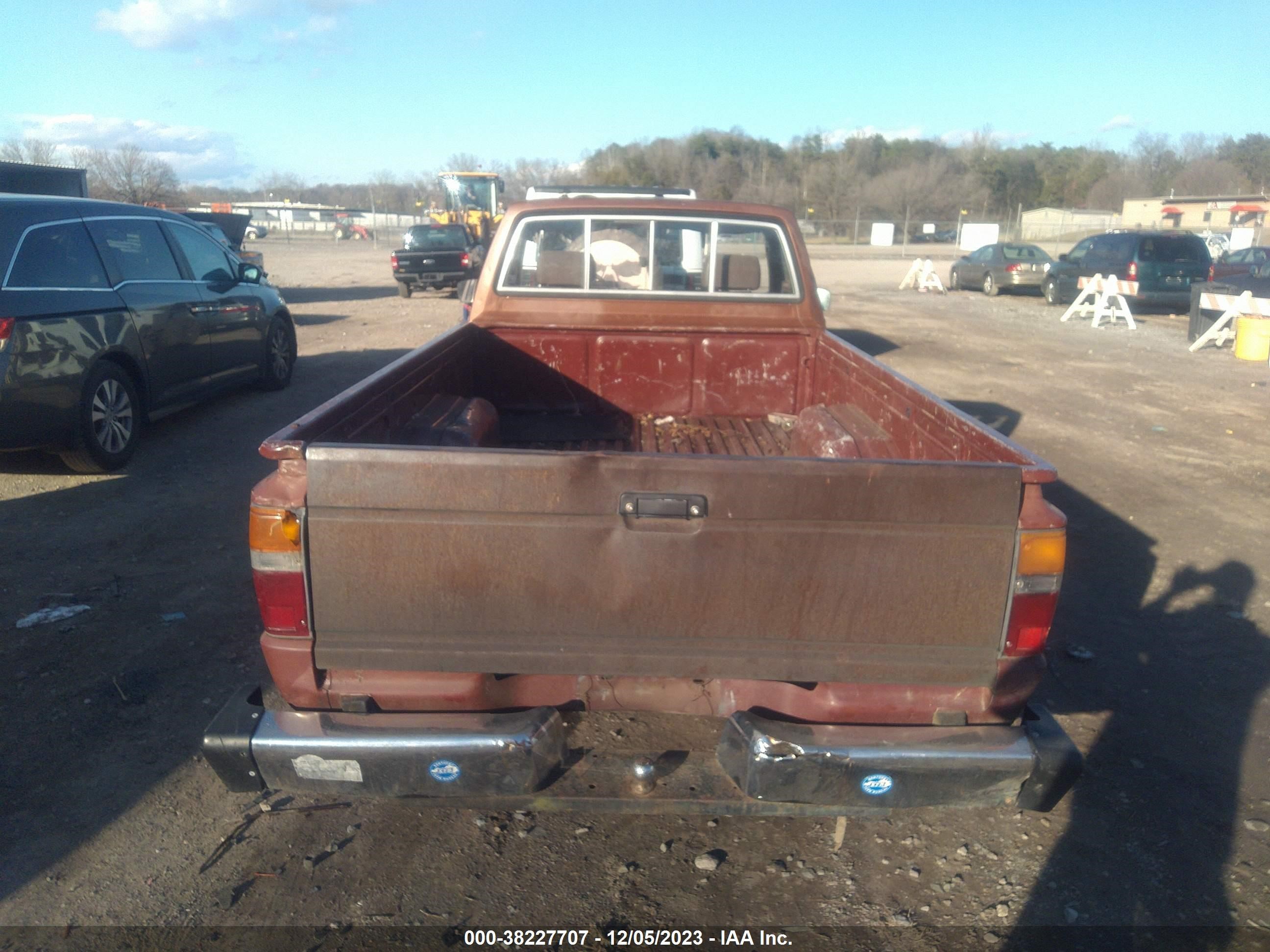 Photo 11 VIN: JT4RN64P1G5010715 - TOYOTA PICKUP 