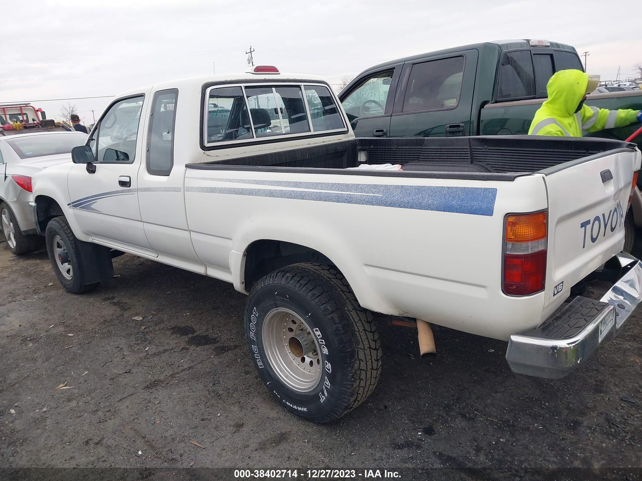 Photo 2 VIN: JT4VN13D8R5142110 - TOYOTA PICKUP 