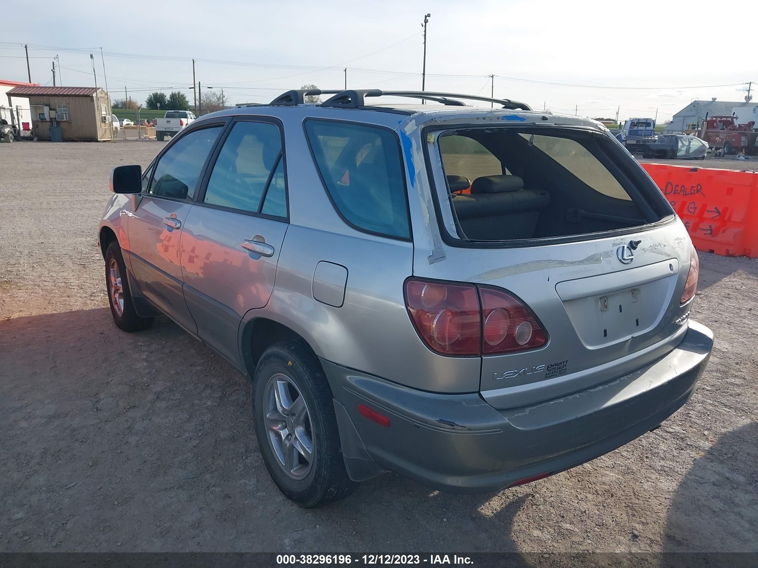 Photo 3 VIN: JT6GF10U6Y0080297 - LEXUS RX 