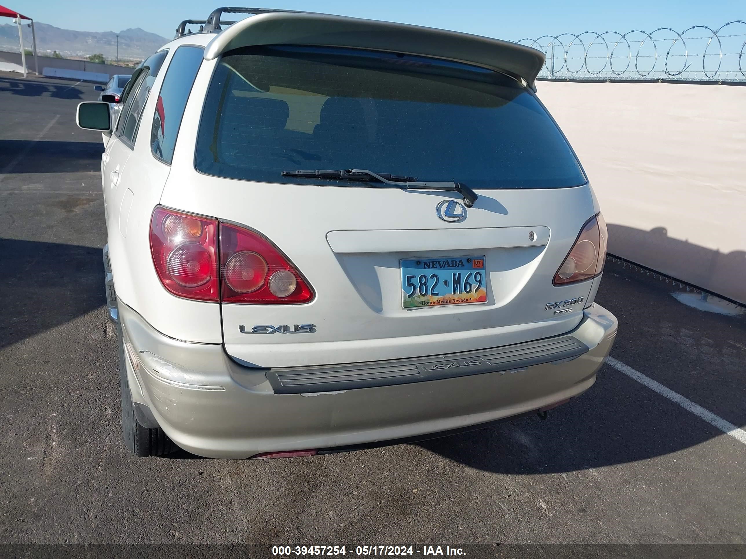 Photo 11 VIN: JT6HF10U0X0050702 - LEXUS RX 