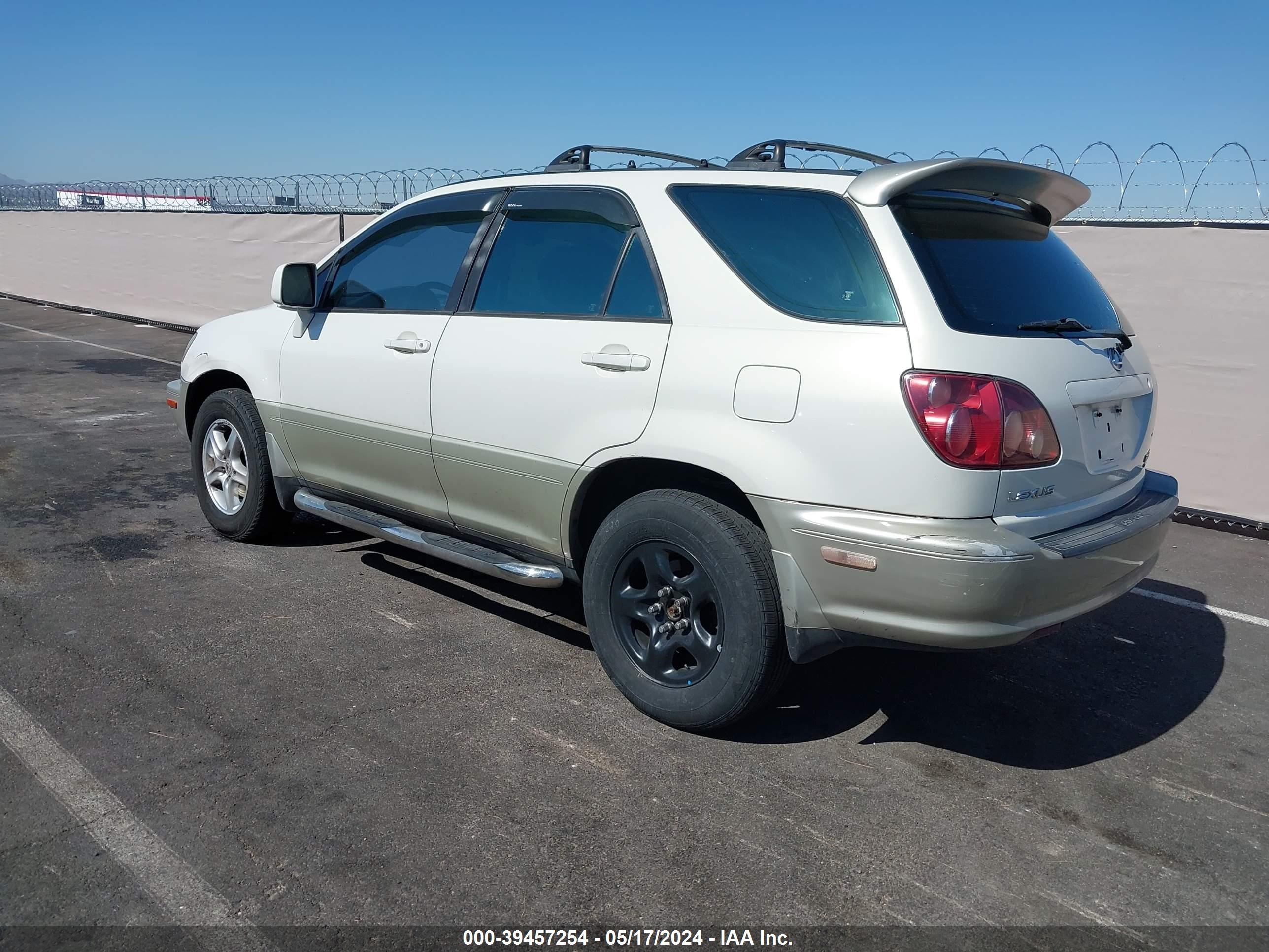 Photo 2 VIN: JT6HF10U0X0050702 - LEXUS RX 