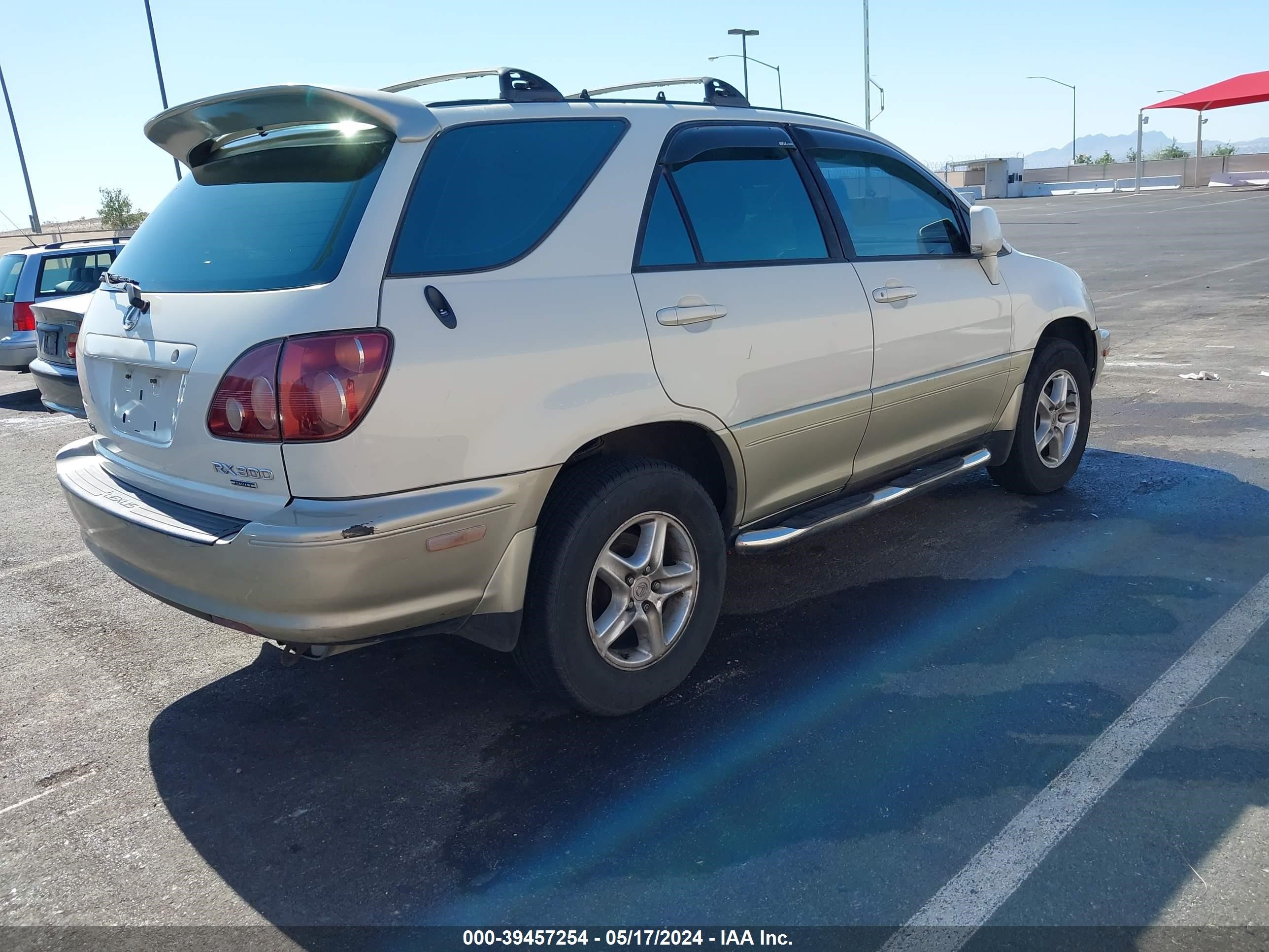 Photo 3 VIN: JT6HF10U0X0050702 - LEXUS RX 