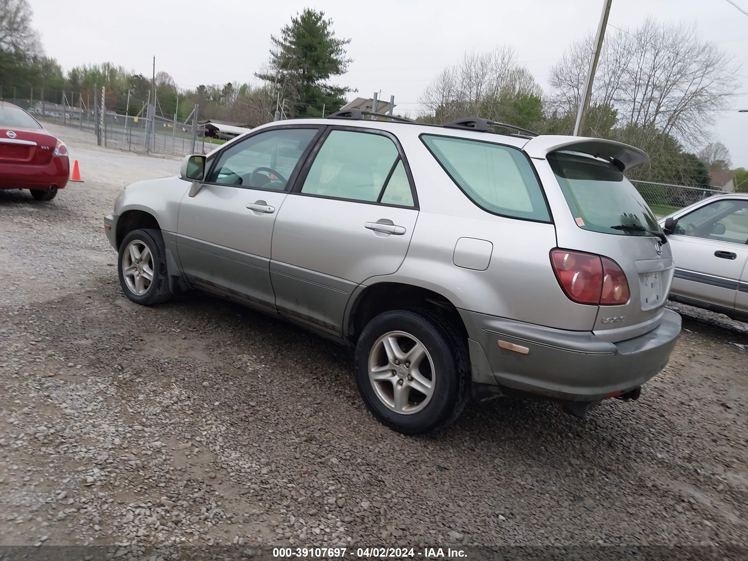 Photo 2 VIN: JT6HF10U0Y0096399 - LEXUS RX 