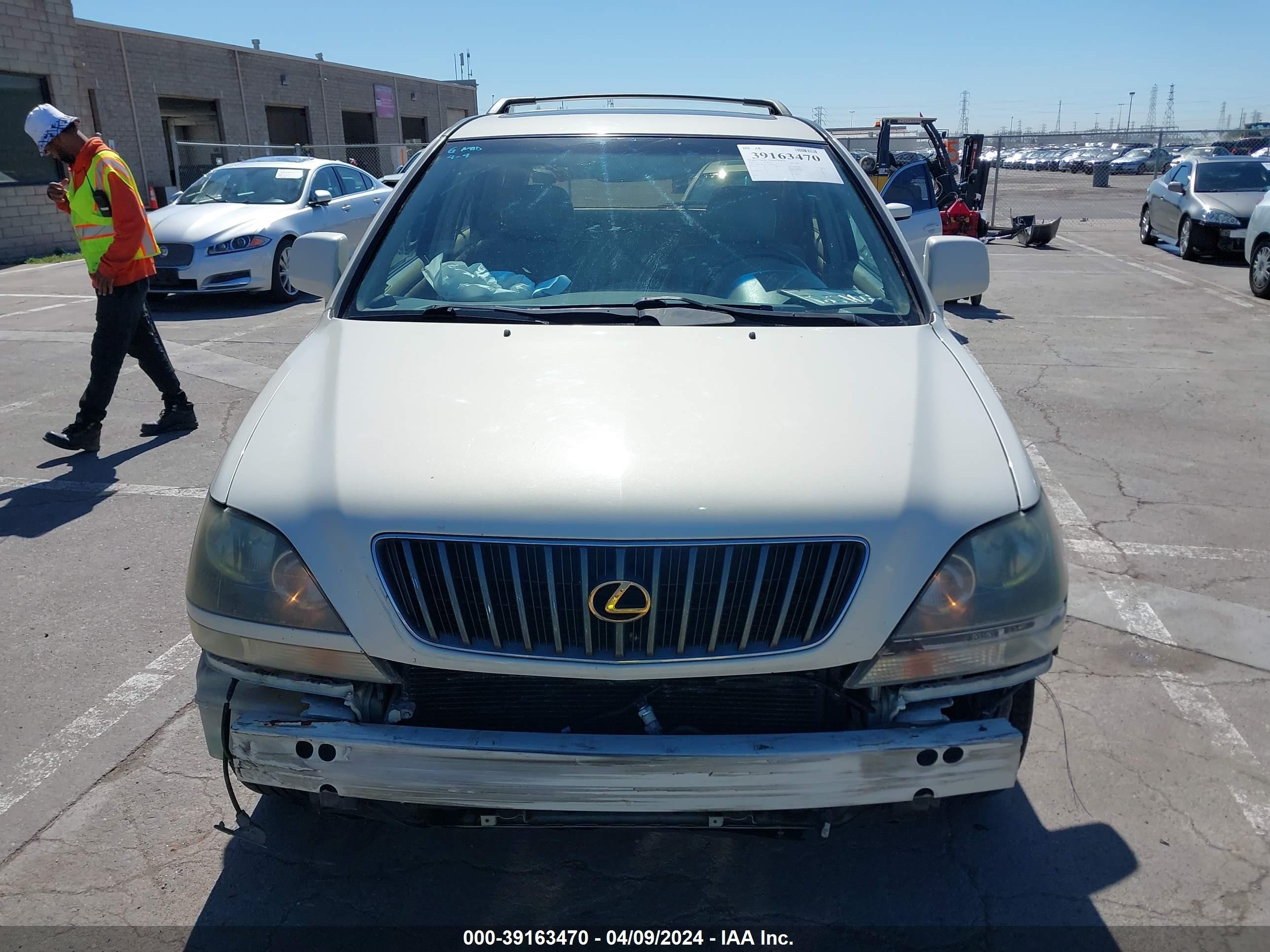 Photo 11 VIN: JT6HF10U8Y0135868 - LEXUS RX 