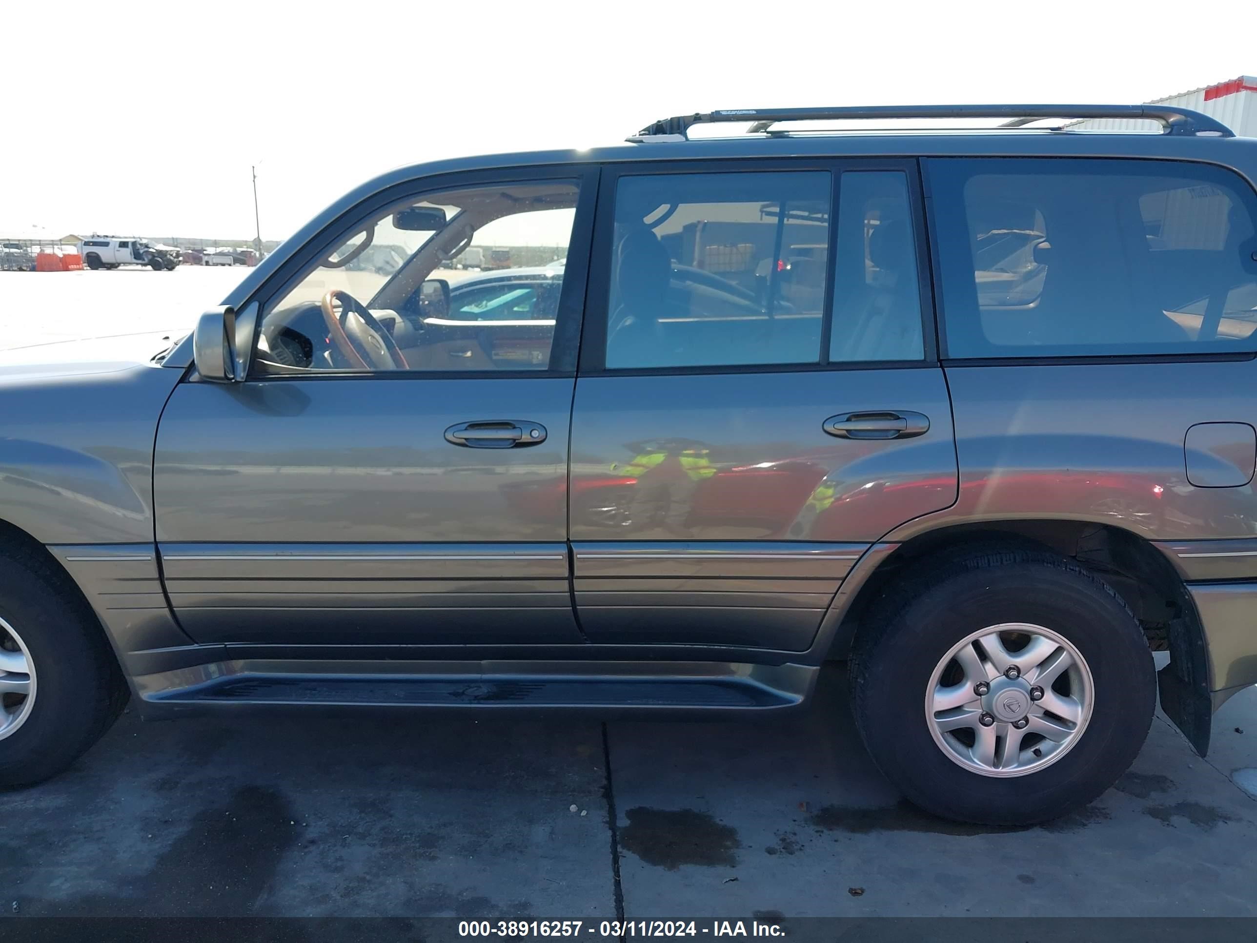 Photo 13 VIN: JT6HT00W2Y0109819 - LEXUS LX 