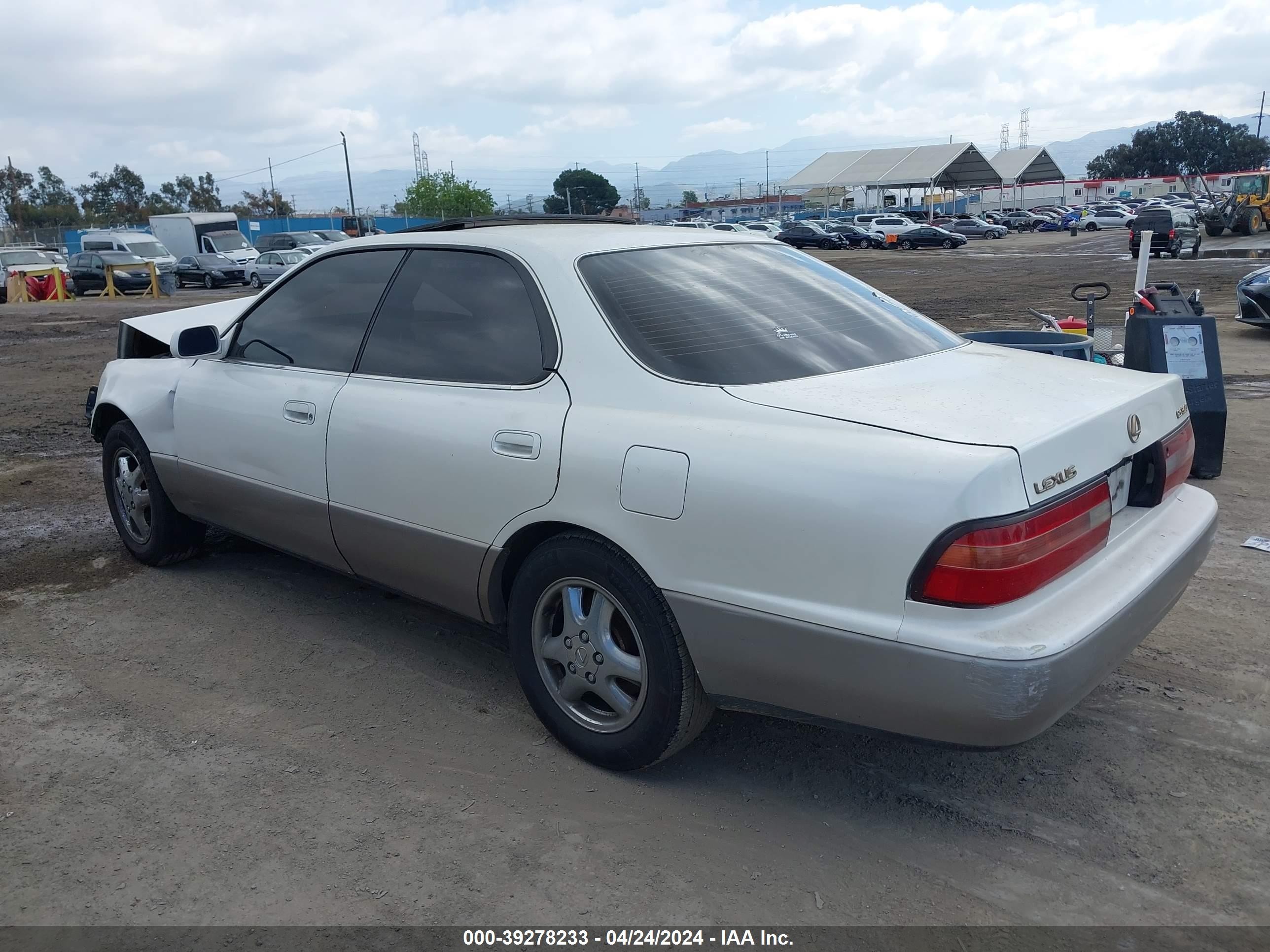 Photo 2 VIN: JT8BF12G8T0134975 - LEXUS ES 