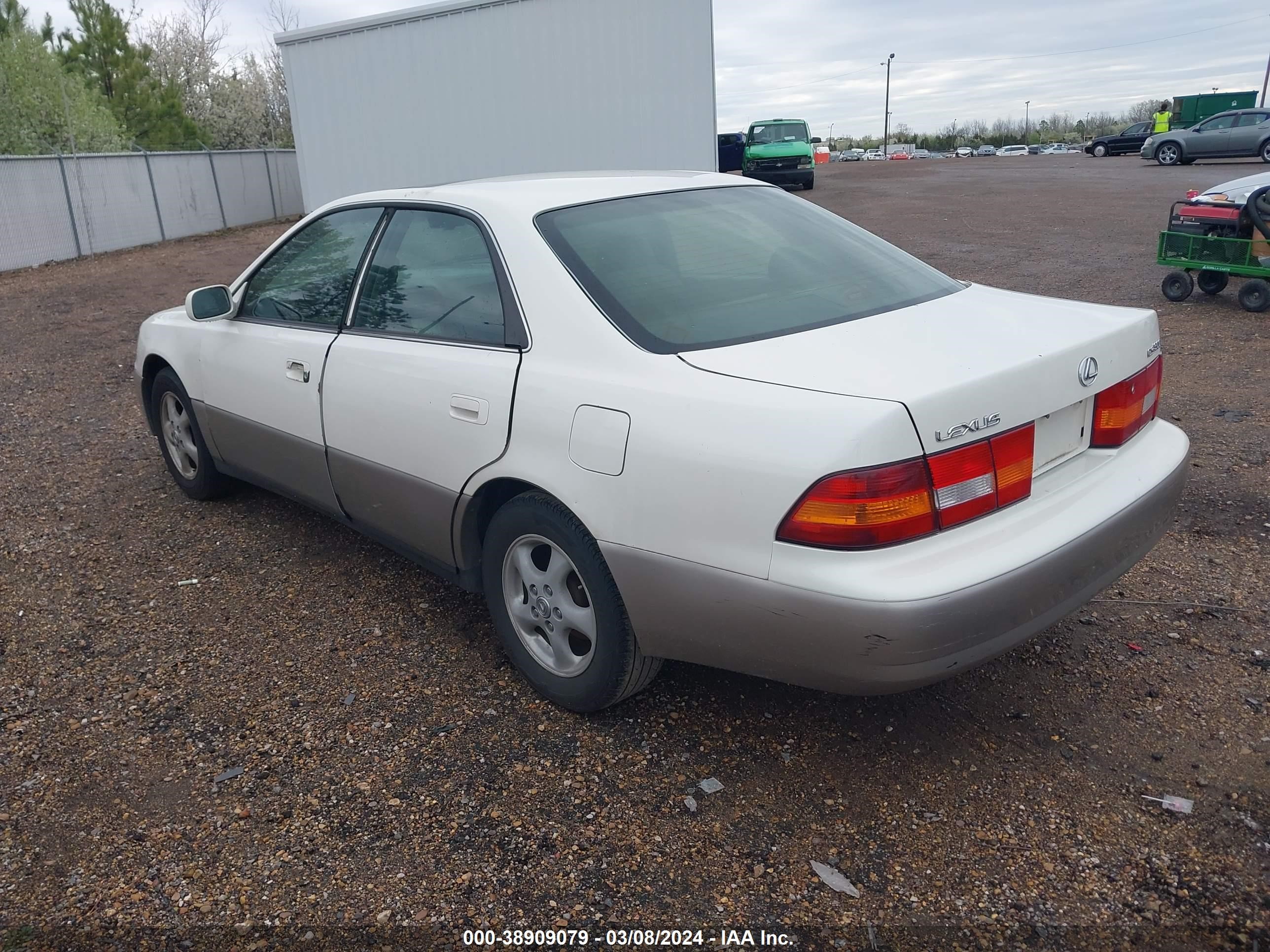 Photo 2 VIN: JT8BF22G8V0051779 - LEXUS ES 