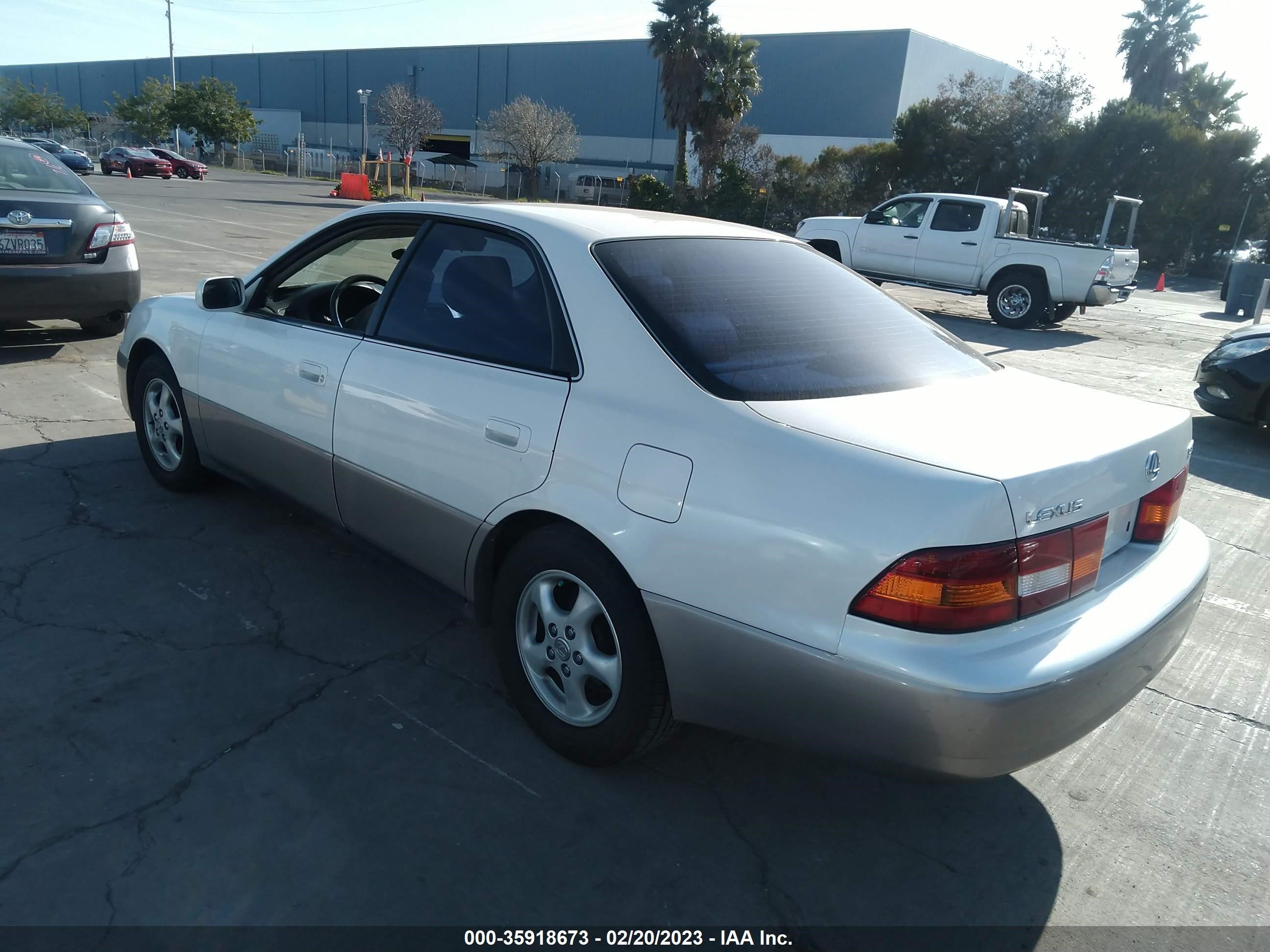 Photo 2 VIN: JT8BF28G7X0182230 - LEXUS ES 