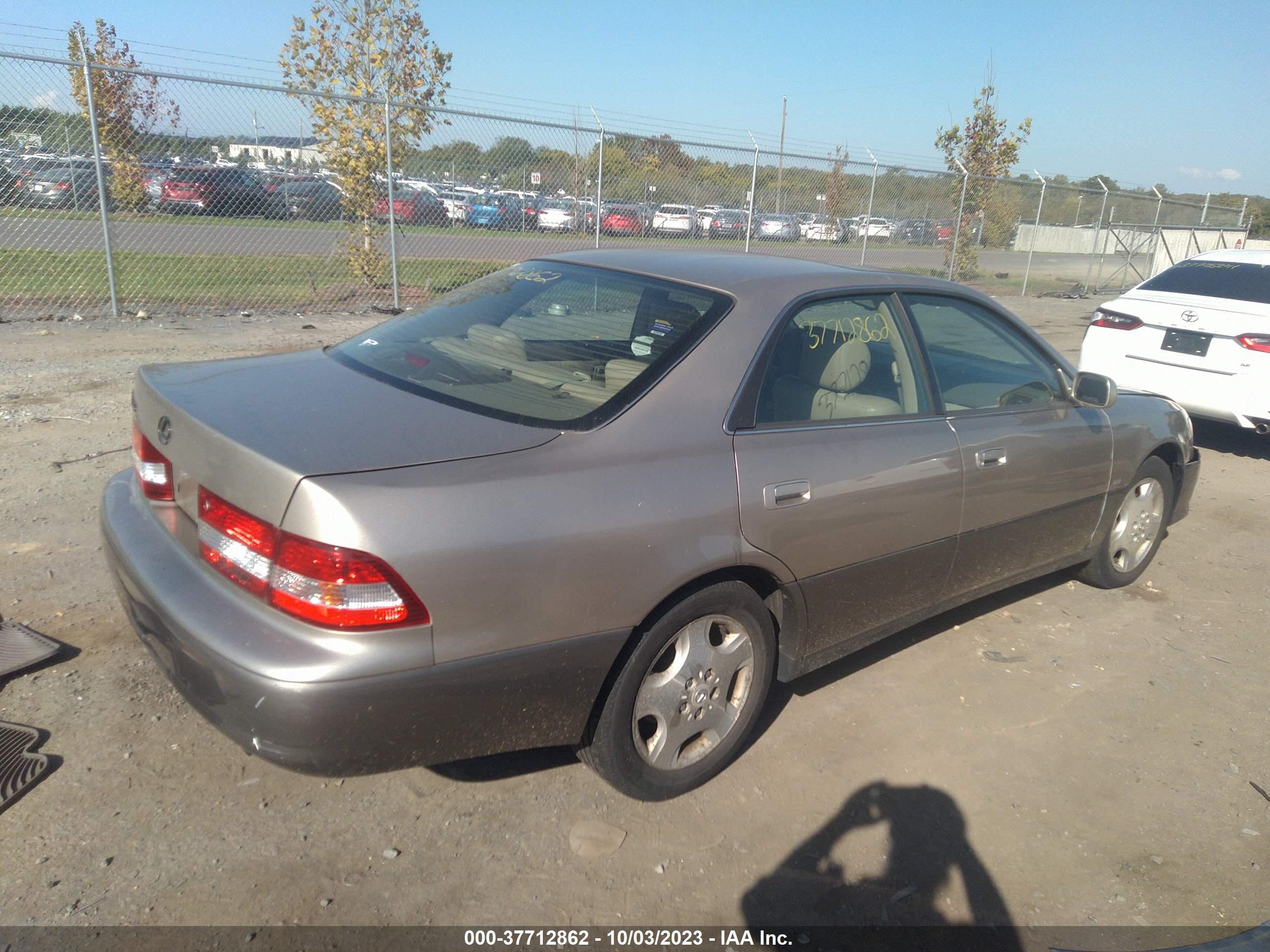 Photo 3 VIN: JT8BF28G7Y0264802 - LEXUS ES 