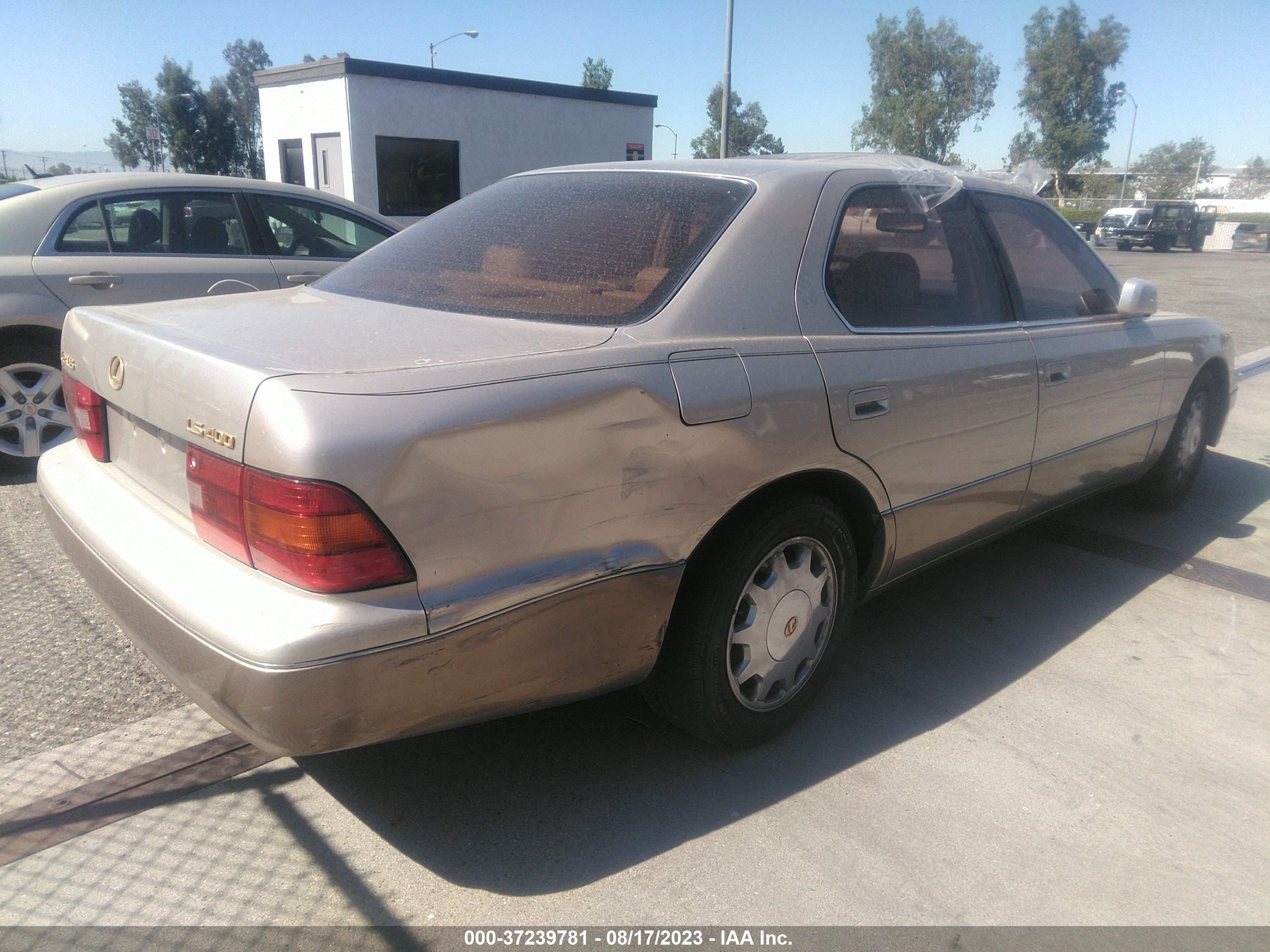 Photo 3 VIN: JT8BH22F1T0045093 - LEXUS LS 