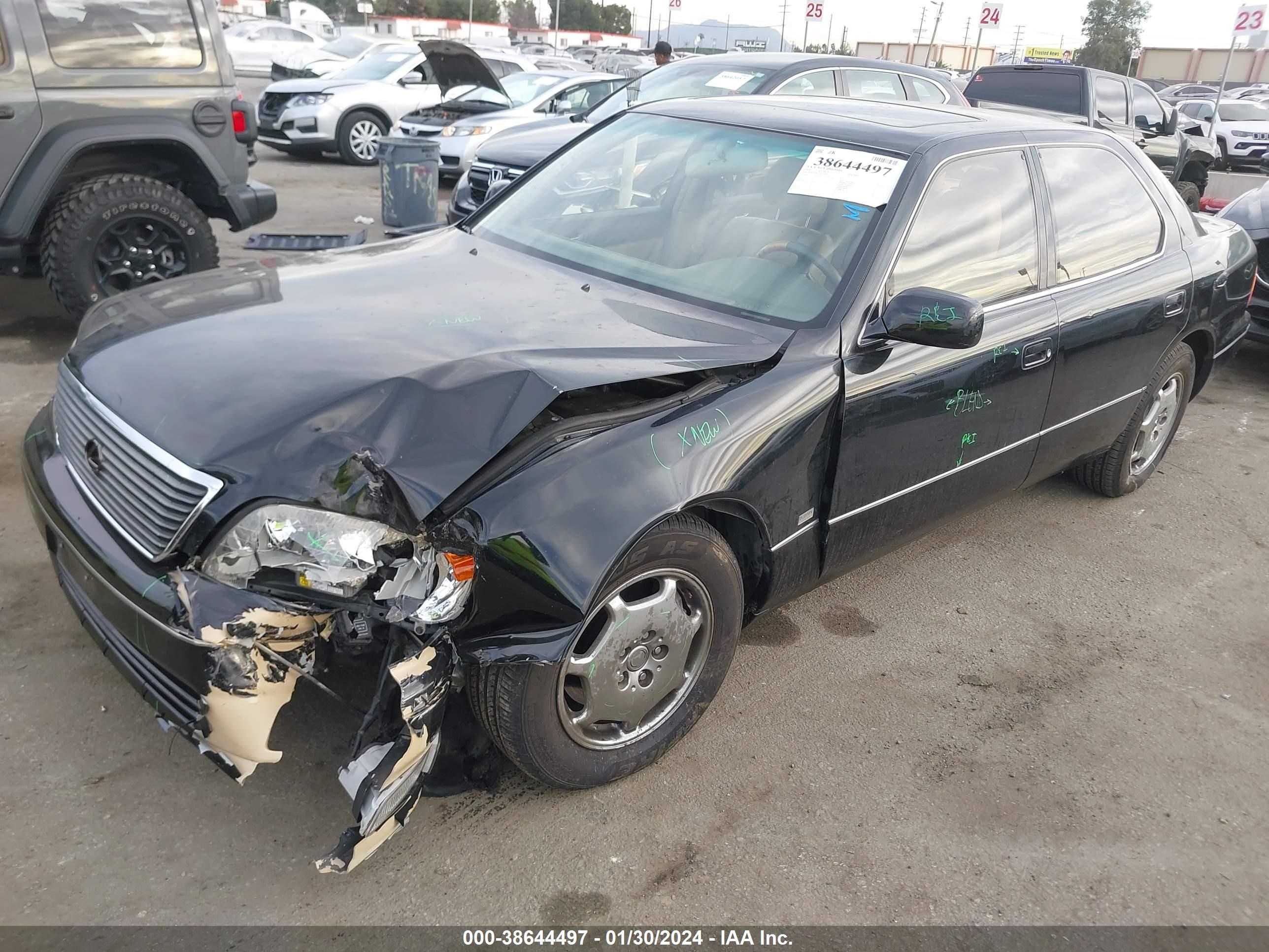 Photo 1 VIN: JT8BH28F5Y0175800 - LEXUS LS 