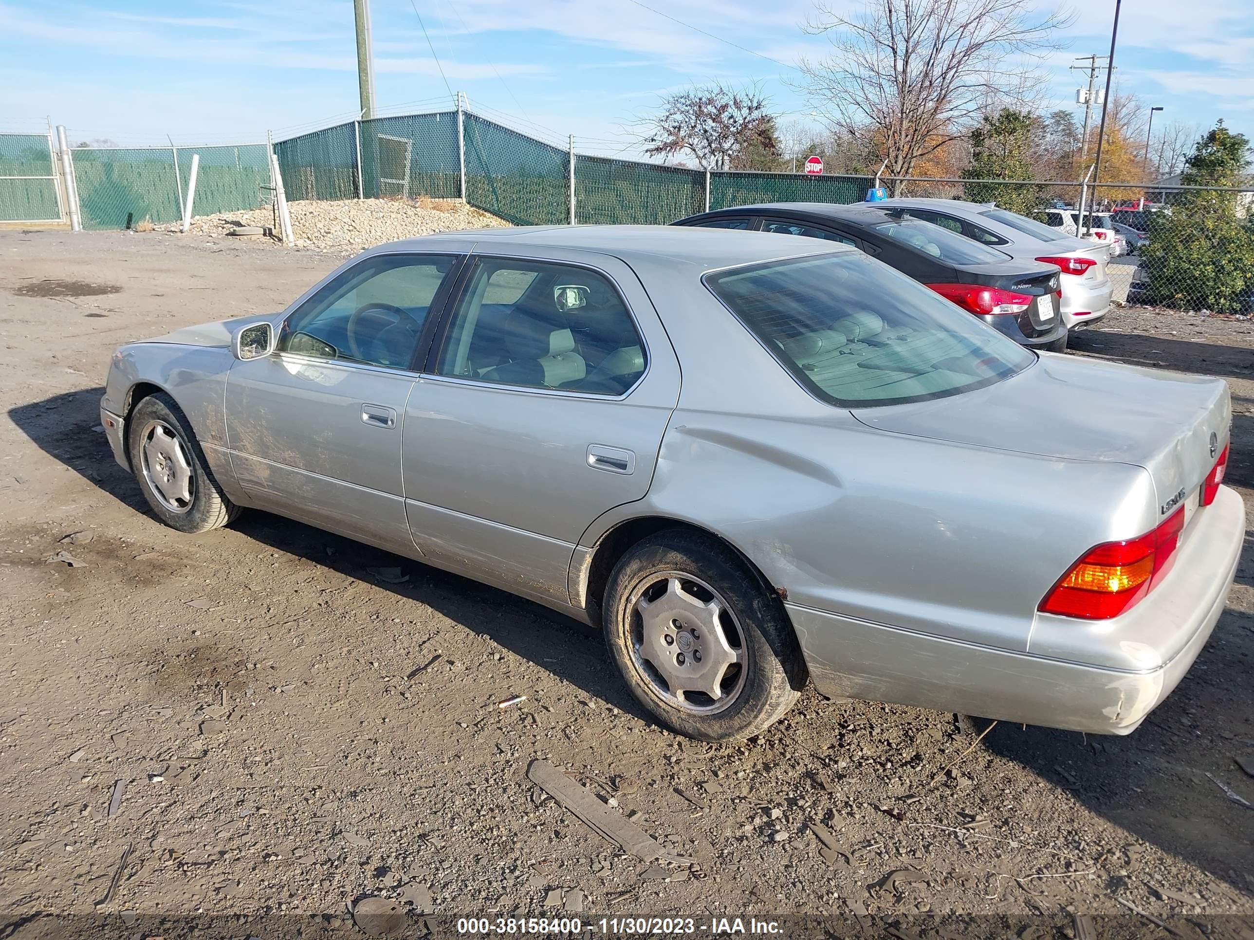 Photo 2 VIN: JT8BH28F5Y0179958 - LEXUS LS 