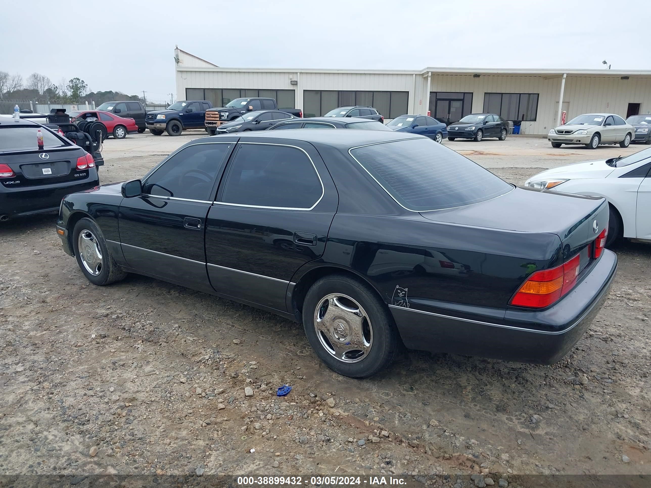 Photo 2 VIN: JT8BH28F9W0120375 - LEXUS LS 